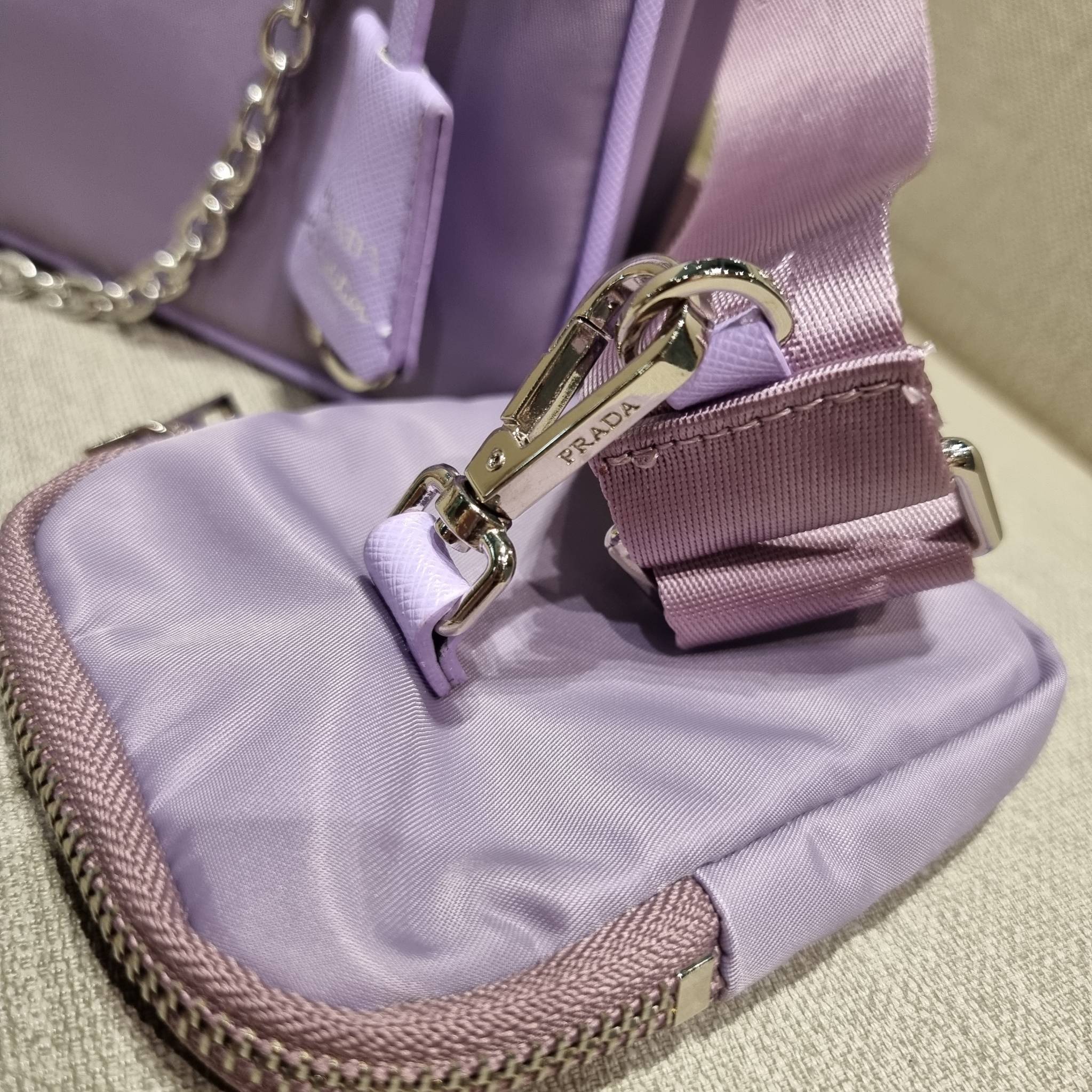 VIP 🥂 PRADA RE-EDITION 2005 RE-NYLON SHOULDER BAG ไอเท็มสุดปัง ที่ฮิตตลอดกาลไม่ว่าจะปีไหนๆ จัดให้ครบทั้งสีขายดีและสีใหม่ล่าสุด ที่สายคุณหนูห้ามพลาด!! กับกระเป๋าสะพายทรงคลาสสิค เหมาะเป็น everyday bag มากๆ วัสดุผ้าไนล่อนคุณภาพ พร้อมใบลูก ไว้ใส่เหรีย