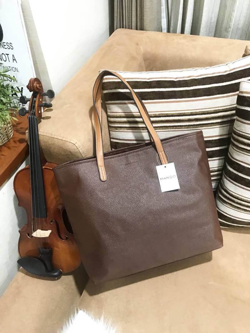 MANGO LARGE SHOPPING BAG กระเป๋าสะพายใบใหญ่น้ำหนักเบาวัสดุหนังแกะสังเคราะห์ขึ้นลายสวยน่าใช้โดดเด่นที่สามารถปรับใช้ได้2ทรงไม่จำเจอเปิด-ปิดด้วยแถบคาดกระดุม ภายในกว้างและจุสุดๆ สามารถใส่เอกสาร A4 หนังสือ ipad เสื้อผ้า รองเท้าได้ ภายในมีช่องซิปและโลโก้หนัง หู