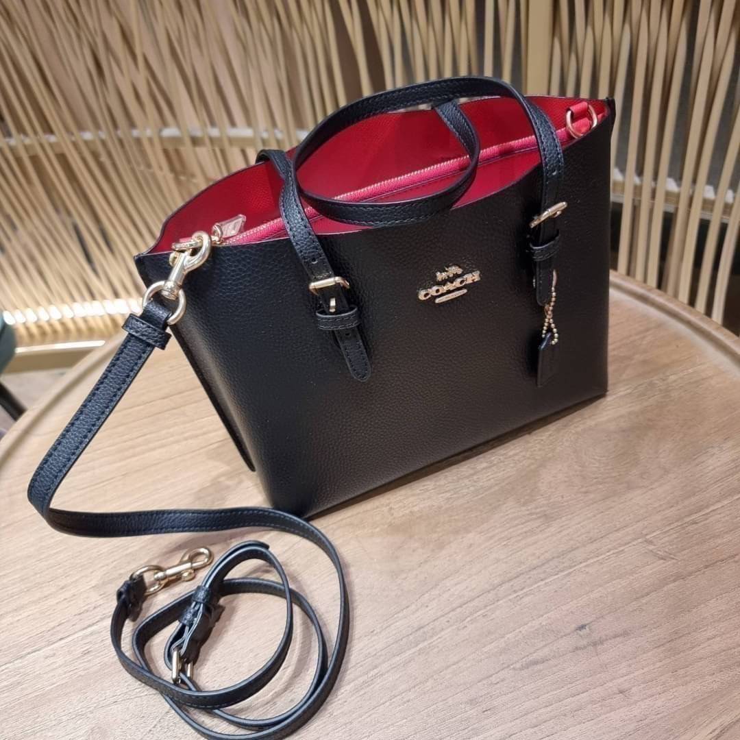 OUTTLET 】COACH MOLLIE TOTE 25 (C4250 C4084) น้องคนสวยอีกหนึ่ง!! กระเป๋าโท้ทไซส์เล็กที่สาวๆหลงรัก ดีไซน์คลาสสิคเหมือนเดิม เพิ่มเติมคือสะดวกขึ้นเยอะ!! ย่อส่วนมาจากใบใหญ่เป๊ะๆ น่ารักน่าใช้มากๆ วัสดุหนัง crossgrain ทนทาน ใช้งานง่าย เรียบหรูดูดีม้าก!! ภายในโล่