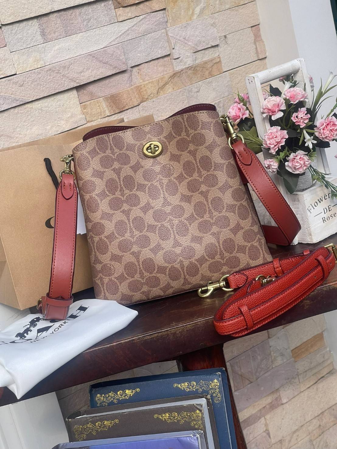 Coach Willow Bucket Bag In Colorblock รุ่นใหม่สุดปัง เป็นกระเป๋าสไตล์ใช้ได้ทุกวัน จุของได้เยอะและน้ำหนักเบา ไซส์กลางใช้หนังลายกรวด มีช่องใส่ของ 2 ช่องและมี 1 ช่องซิปตรงกลางไว้สำหรับใส่ของสำคัญ เปิดปิดแบบ turnlock ถือคล้องแขนหรือสะพายไหล่หรือสะพายข