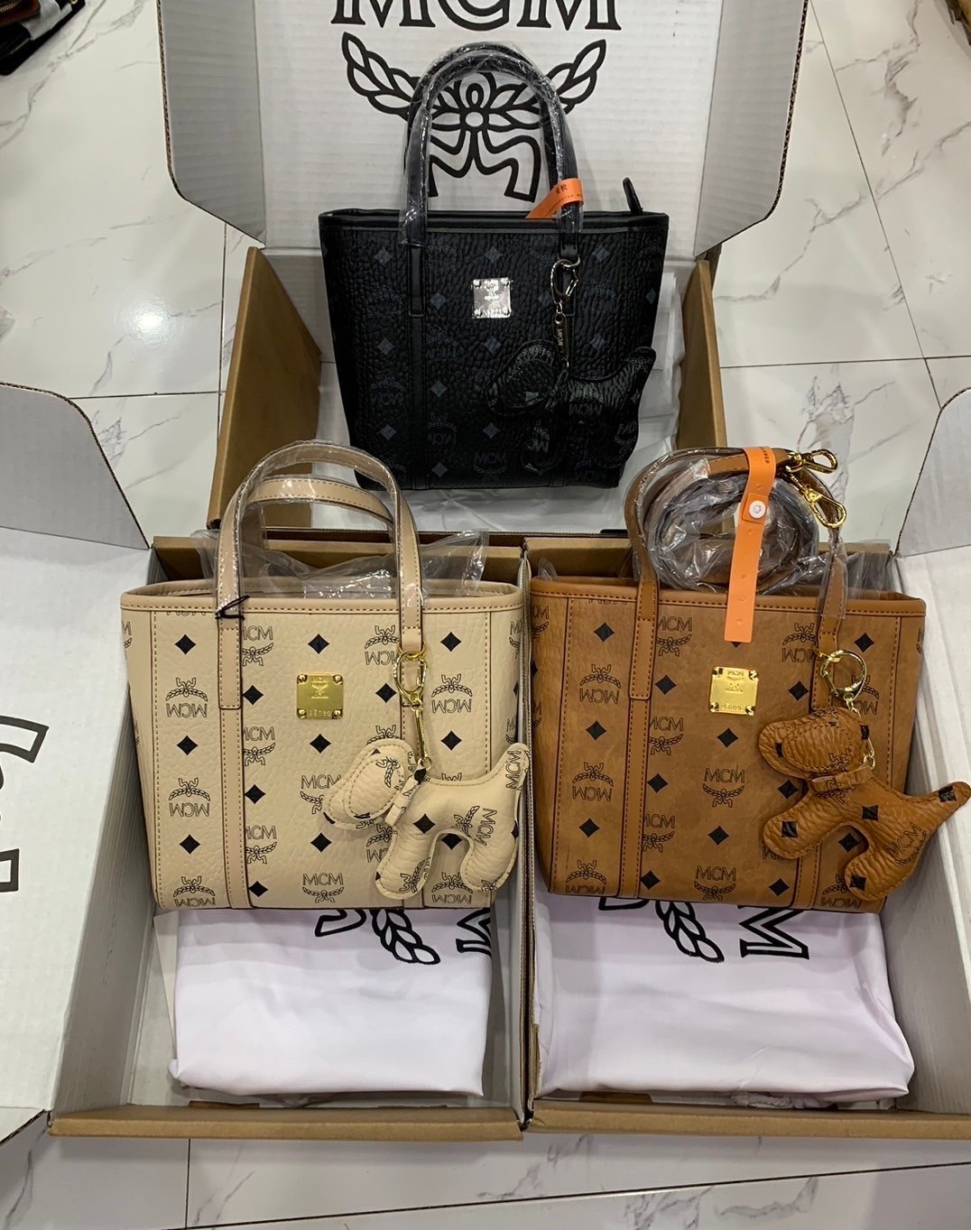 M.C.M Toni Top-Zip Shopper in Visetos กระเป๋าทรงโท้ท พร้อมพวงกุญแจน้องหมาห้อย พิมพ์ลายสวยงาม เกรดท็อปออริ 1:1 สลับแท้ ใช้งานต่างประเทศได้