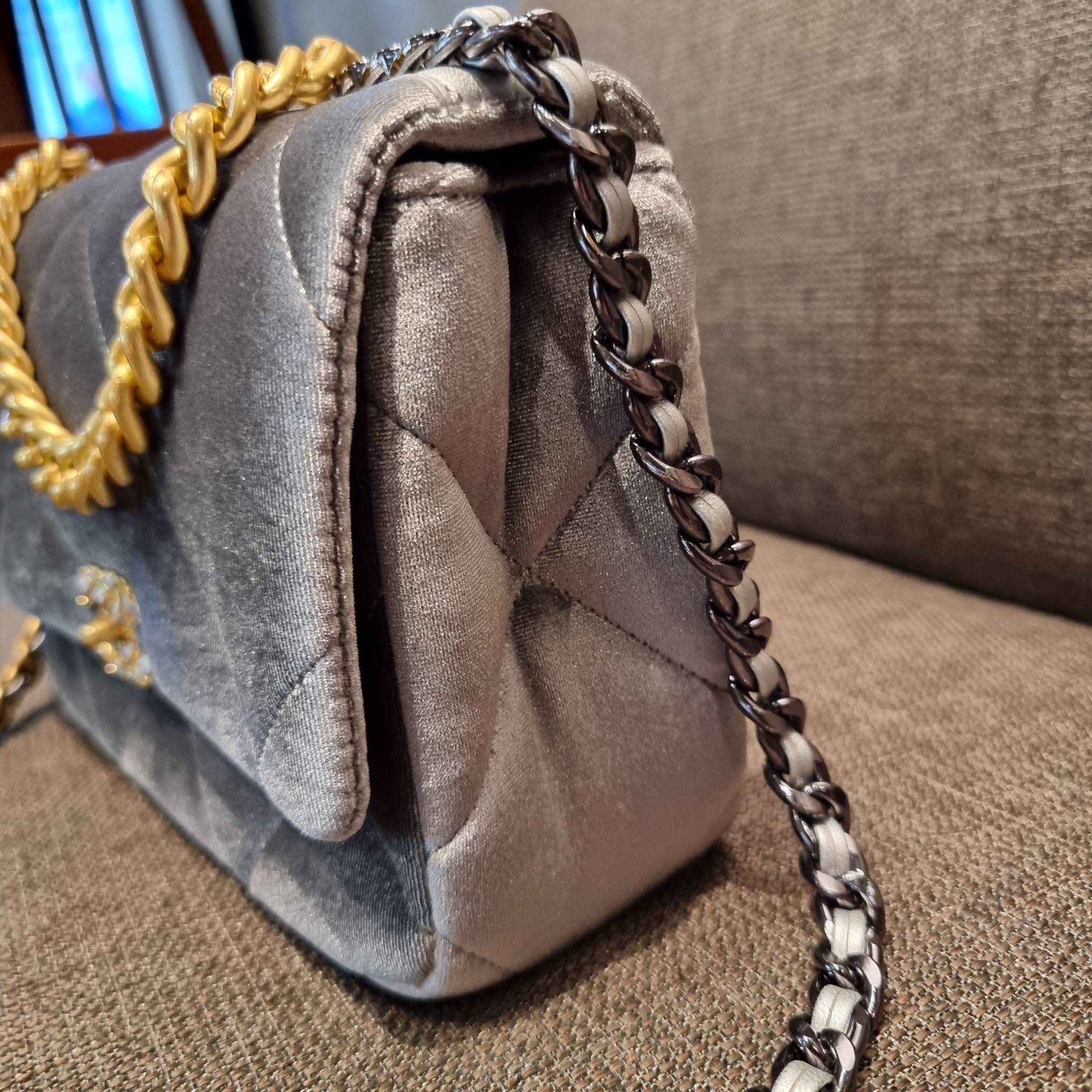 ไม่มองไม่เหลียวไม่ได้แล้ว!! ความหรูที่โดดเด่นจากผ้ากำมะหยี่ สร้างดีเทลผู้ดี ลูกคุณมากๆ Chanel vip boutique กระเป๋าสะพายจาก duty free ในราคาสุดประหยัด!! ดีไซน์เลิศ ตกแต่งด้วยโซ่ทูโทน ลงตัวแบบไม่มีที่ติ เปิด-ปิดด้วยตัวบิดล็อค ภายในโล่งกว้าง ใส่กระเป๋าสตางค์