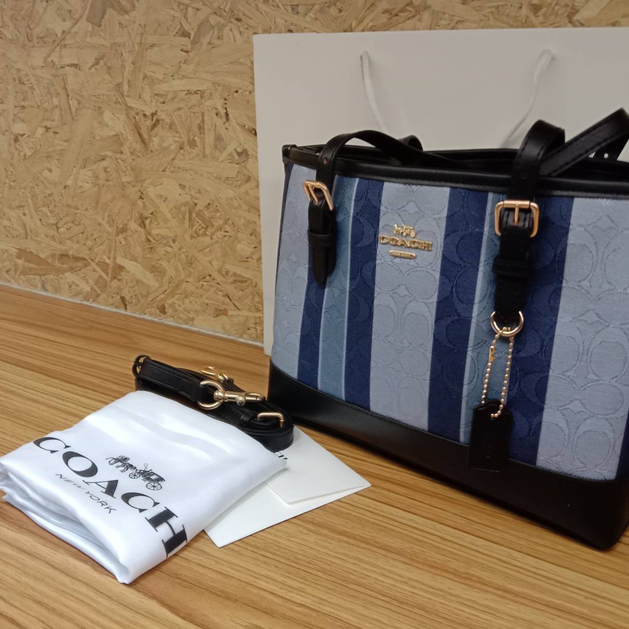 COACH Mollie Tote 25 In Signature Jacquard With Stripes พร้อมส่งที่ไทย ภาพสินค้าถ่ายจากงานขายจริง ใช้งานต่างประเทศได้