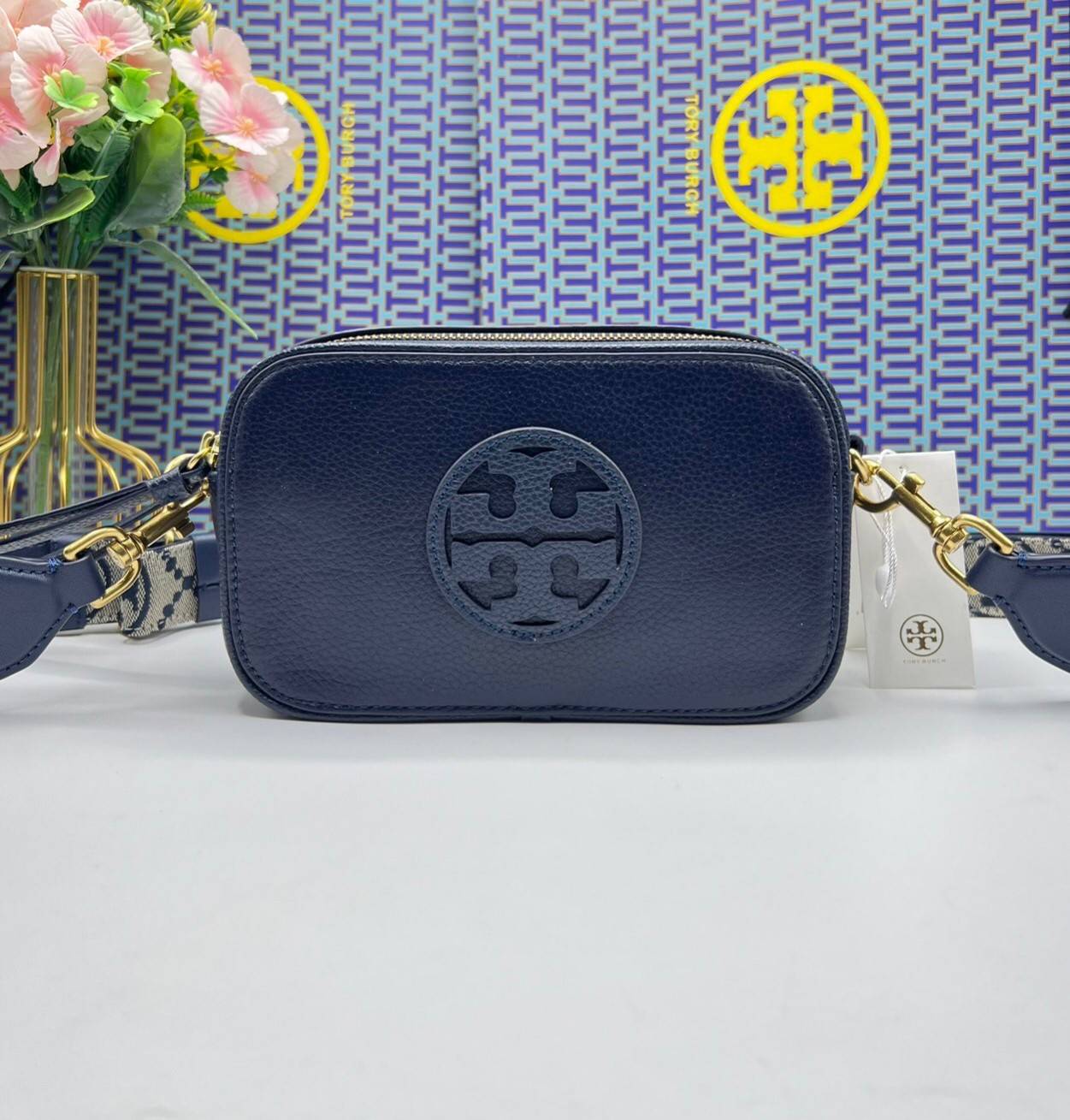 TORY BURCH Miller Mini Crossbody Bag / TORY CAMERA BAG / TORY BAG พร้อมส่ง 5 สี กระเป๋าสะพายใบเล็กมินิมอลในรูปทรงใหม่ที่คล่องตัว