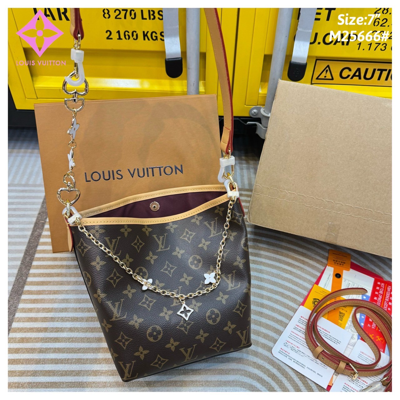 LV Bucket Shoulder Bag Monogram Canvas กระเป๋าสะพายทรงบัคเก็ต แต่งอะไหล่โซ่ทองพร้อมตัวห้อยสุดไอคอนิกยกระดับความหรูหรา คุ้มแบบไม่มีเบื่อ ดีไซน์คลาสสิคคงความเอกลักษณ์ ขนาดกำลังน่าใช้มากๆ