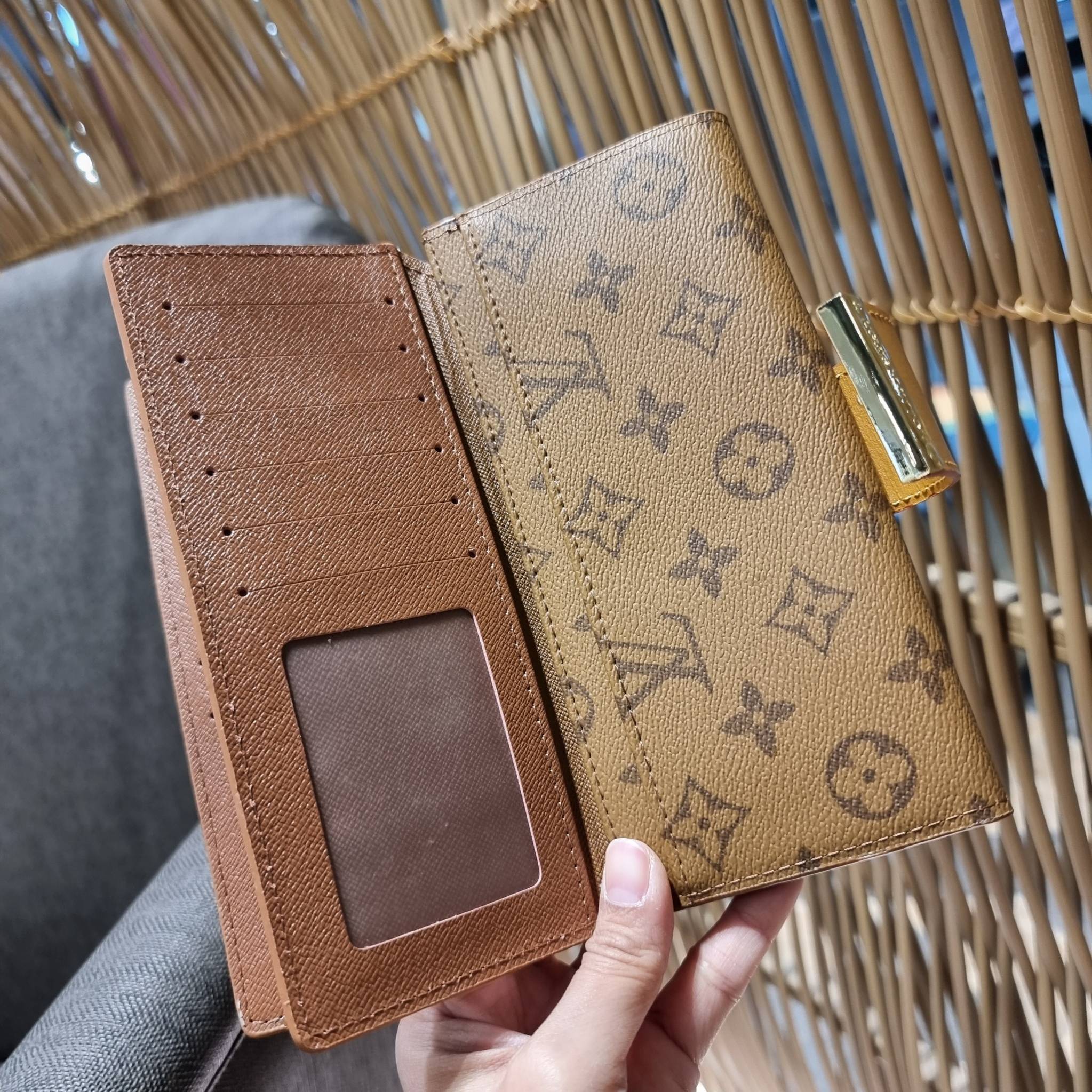 VIP 】ได้เวลาเปลี่ยนกระเป๋าสตางค์รับทรัพย์กันแล้ว!! LV vip wallet กระเป๋าสตางค์พรีเมี่ยมกิ๊ฟ เป็นไอเท็มหายาก ที่สาวๆต้องว้าว!! ใบยาวขนาดกำลังเหมาะมือ ถือแล้วขับผิวทุกสี วัสดุหนังแคนวาส ทนทาน เปิด-ปิดด้วยกระดุม ภายในมีช่องใส่บัตรเยอะมาก แบ่งสัดส่วนสวย ใส่ธน