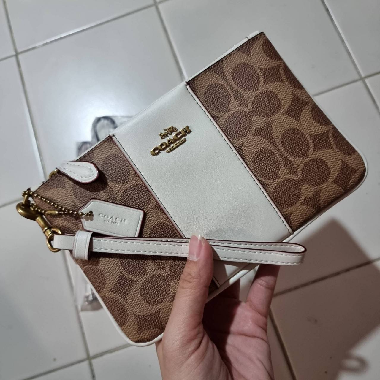 COACH 32445 SMALL WRISLET IN COLORBLOCK SIGNATURE CANVAS คอลเลคชั่นคัลเลอร์บล็อคสวยหรู ในรูปแบบกระเป๋าคล้องมือ ขนาดพกพา ไซส์กำลังสวยมากๆ พกง่ายไปเลยจ้า วัสดุหนังแคนวาส ตัดหนังแท้ ภายในโล่ง มีช่องใส่บัตร ตอบโจทย์สาวๆที่ไม่ชอบความพะรุงพะรัง พกใบนี้คือสะดวกส