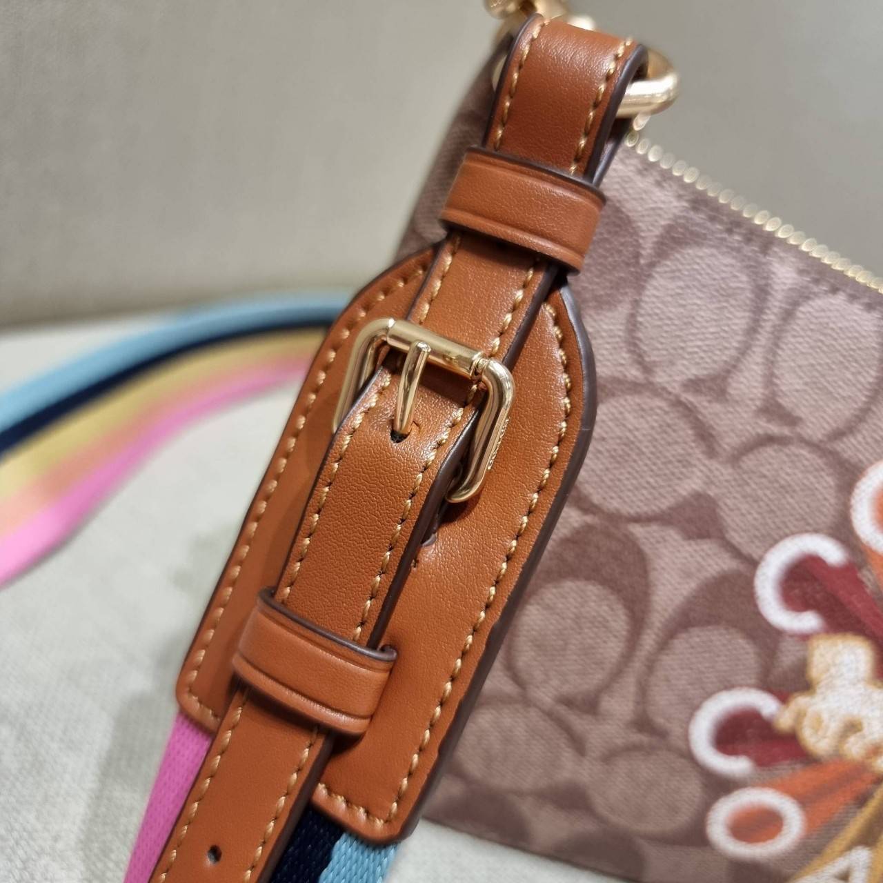 COACH C7264 C6823 C6817 JES BAGUETTE IN SIGNATURE CANVAS คอลเลคชั่นใหม่ล่าสุด พร้อมเสิร์ฟความสวยถึงบ้านเช่นเคย!! กระเป๋าสะพายทรงบาแกตต์ ดีไซน์ย้อนยุค ที่แอบแฝงความเรียบหรูดูแพงอยู่ในตัว โดดเด่นด้วยสายสะพายเส้นใหญ่ โทนสีคอนทราส ทำให้ไอเท็มนี้ดูมีลูกเล่นมาก