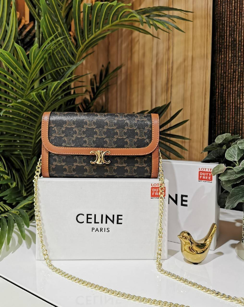 CELINE CLUTCH BAG WITH CHAIN VIP GIFT WITH PURCHASE GWP กระเป๋าพรีเมี่ยมกิ๊ฟ Limited จาก CELINE HAUTE PARFUME DUTYFREE COUNTER วัสดุ Triomphe Canvas หนังสวยอยู่ทรงเปิดปิดด้วยฝาปิดกระดุมประดับโลโก้แบรนด์สีทองด้านหน้า ภายในมีช่องแบ่งหลายช่อง มีช่องใส่บัตรหล