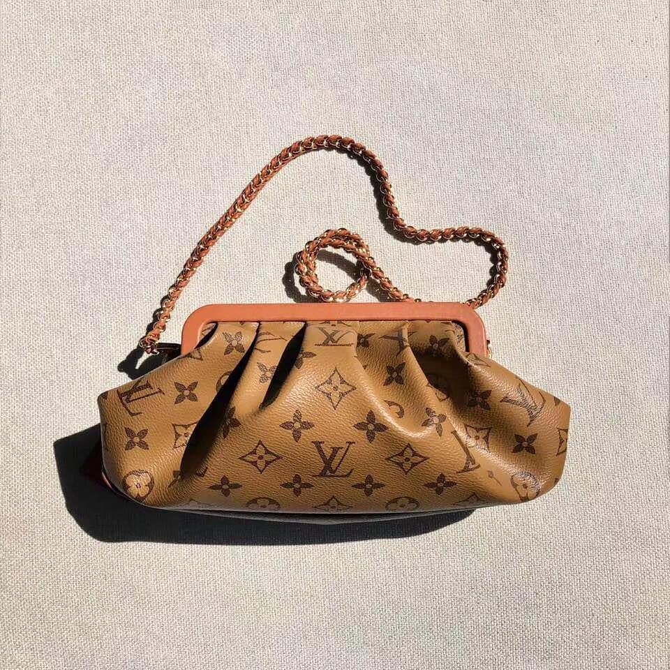 VIP GIFT 】หนังแท้ LOUIS VUITTON Boursicot EW Monogram Canvas กระเป๋าที่ดูโดดเด่นที่สุดในแฟชั่นโชว์ Louis Vuitton Spring-Summer 2020 กระเป๋า Boursicot ใบนี้เป็นการออกแบบสไตล์ Vintage-Inspired ที่ไม่ซ้ำใคร กระเป๋าทำจากผ้าแคนวาสลายโมโนแกรมที่เป็นเอกลักษณ์ของ