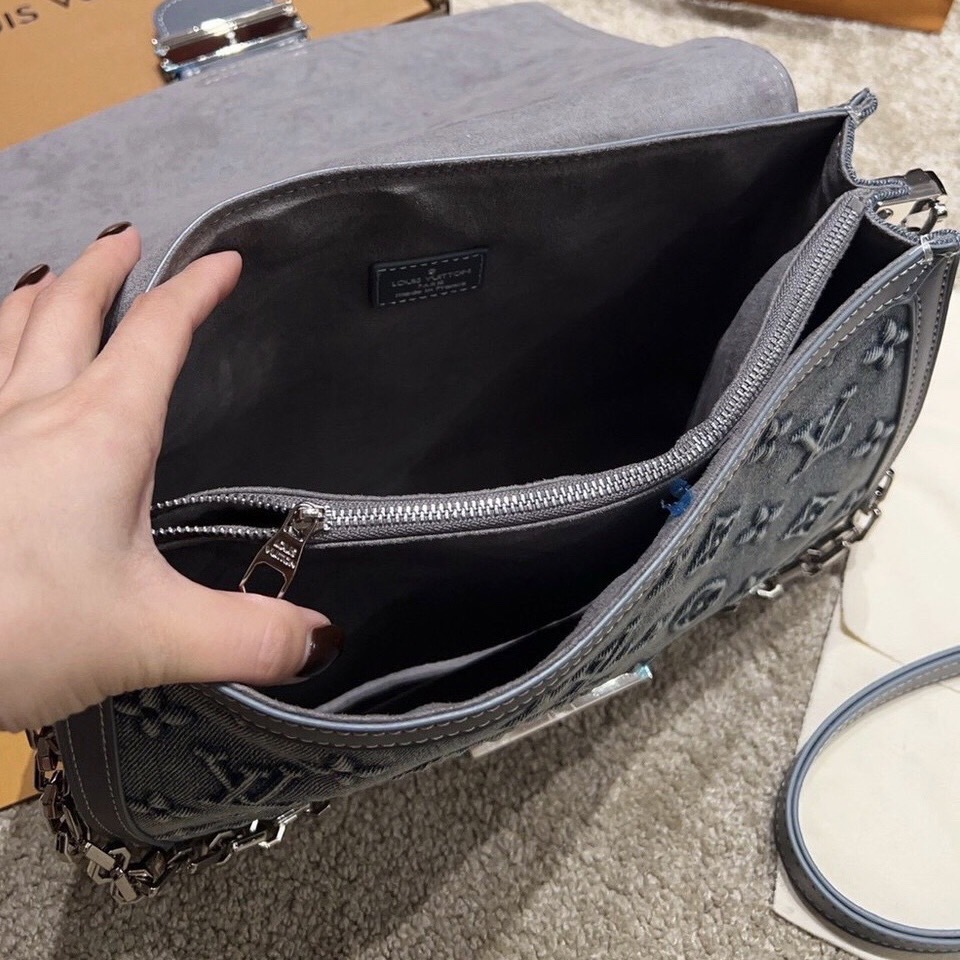 LV Dauphine 30 Monogram Denim Bag กระเป๋าสะพายทรงสวยใบใหญ่คลาสสิกเดนิมซีดสไตล์วินเทจ ปั้มนูนโลโก้ลายโมโนแกรม ใหม่ล่าสุด ส่งท้ายปีแบบสุดหรู กับกระเป๋าสะพายลุคคุณนาย ในราคาจับต้องได้ สวยทุกมุมจริงๆ