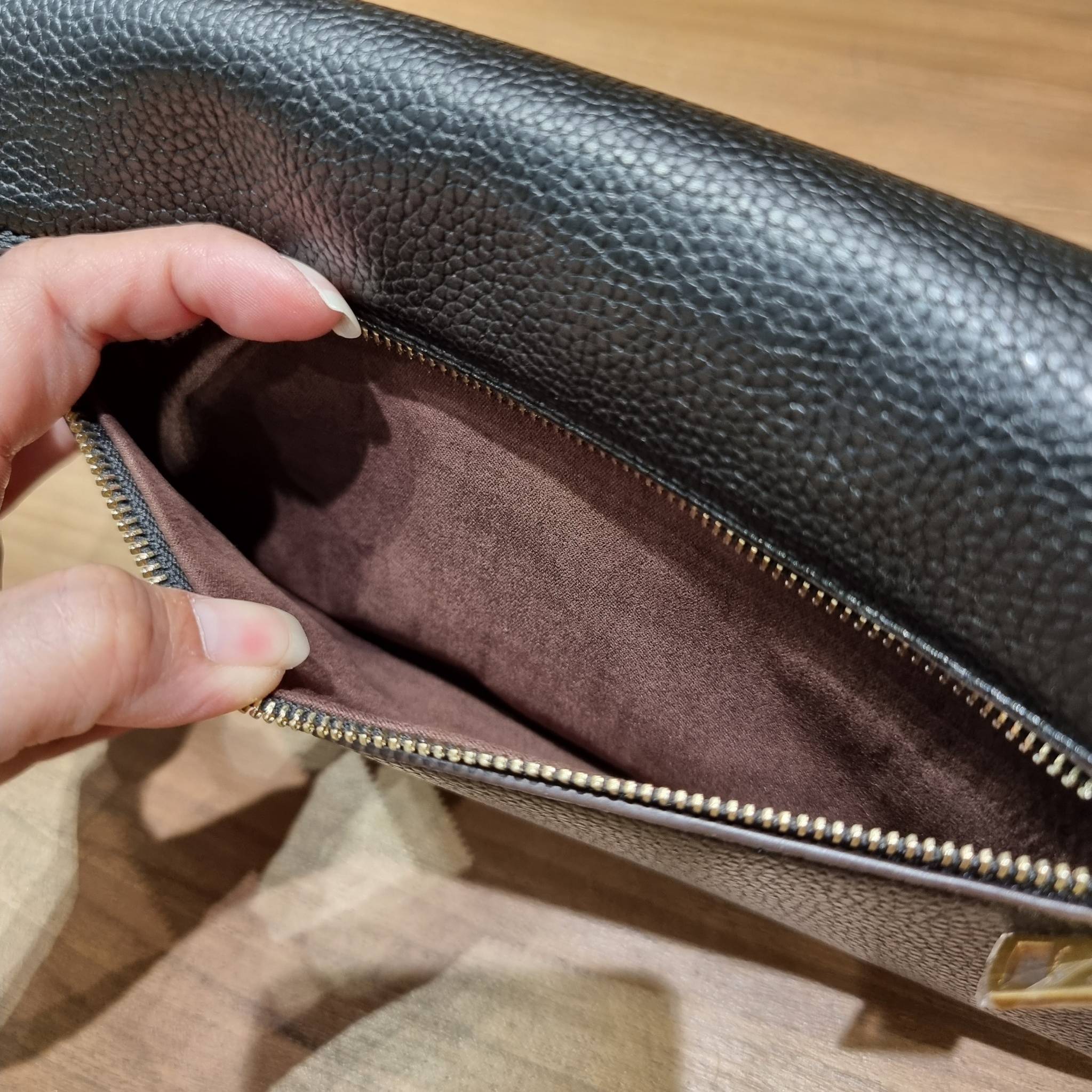 COACH SMALL JADE SHOULDER BAG [F91105,90782] กระเป๋าสะพายไหล่ ดีไซน์วินเทจย้อนยุค สวยคมชัด คลาสสิคใช้ได้ทุกลุค วัสดุหนัง pepble ทนทาน เปิด-ปิดด้วยฝาคาดโลโก้ พร้อมแถบแม่เหล็กในตัว รับรองแน่นหนา ด้านหลังมีช่องซิปให้ ภายในเป็นช่องโล่ง ขนาดกำลังดี ใช้งานง่าย 