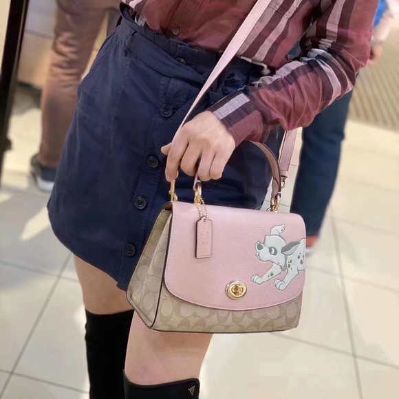 Coach Disney X Tilly Top Handle In Signature with Dalmatian Blossom/Light Khaki Multi Coated Canvas Satchel กระเป๋าถือและสะพายข้างรุ่นลิมิเตด คอลเลคชั่น Disney น่ารักมากค่ะ ใส่กระเป๋าสตางค์ใบยาวได้