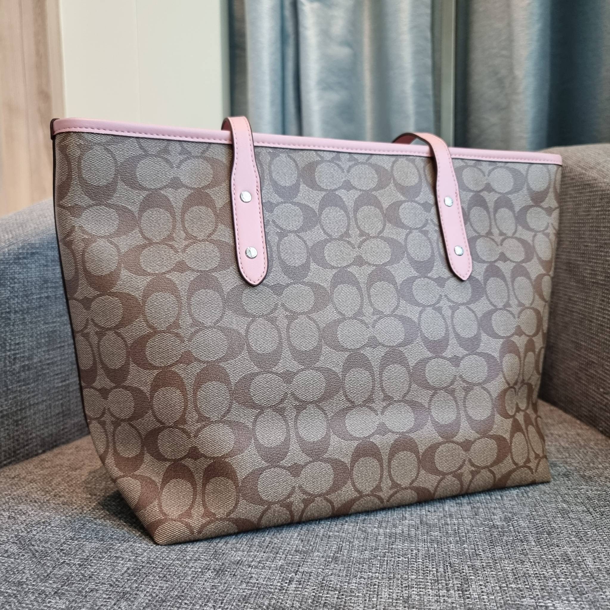 OUTLET 】COACH F58292 CITY ZIP TOTE IN SIGNATURE 16" รุ่นขายดี!! ไซส์ใหญ่ สีสวยมาให้แบบจัดเต็ม!! กระเป๋าถือทรงโท้ทใบใหญ่ สวยน่าใช้ทุกสี สะพายคล้องไหล่ได้เก๋ๆ จุของแน่นๆไปเลยจ้า!! วัสดุหนังแคนวาสคุณภาพ ปากกระเป๋าเปิด-ปิดด้วยซิป กันของหล่นได้ ถือไปไหนก็