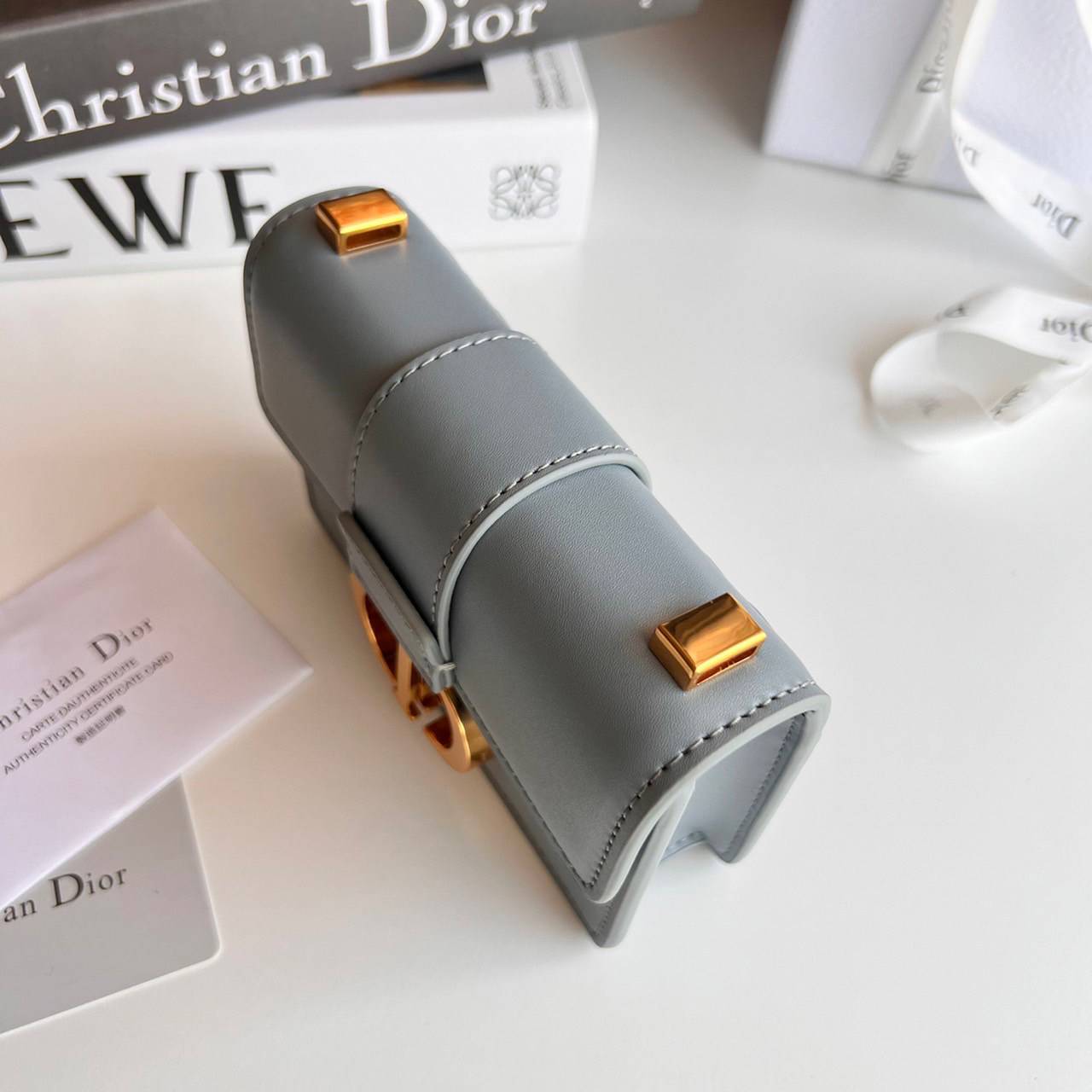 หนังแท้ DIOR Micro 30 Montaigne Bag พร้อมส่งที่ไทย เกรดเทพออริจินอลหนังแท้ สวยมากค่ะ ภาพสินค้าถ่ายจากงานขายจริง ใช้งานต่างประเทศได้ สายสะพายหนังยาวถอดได้ปรับระดับได้ จะสะพายไหล่หรือ CROSSBODY ก็ดูดีลุ๊คนี้คุณหนูมากค่ะ ไอเท็มนี้แนะนำไม่มีเอ้าท์ค่ะ ภาพถ่ายส