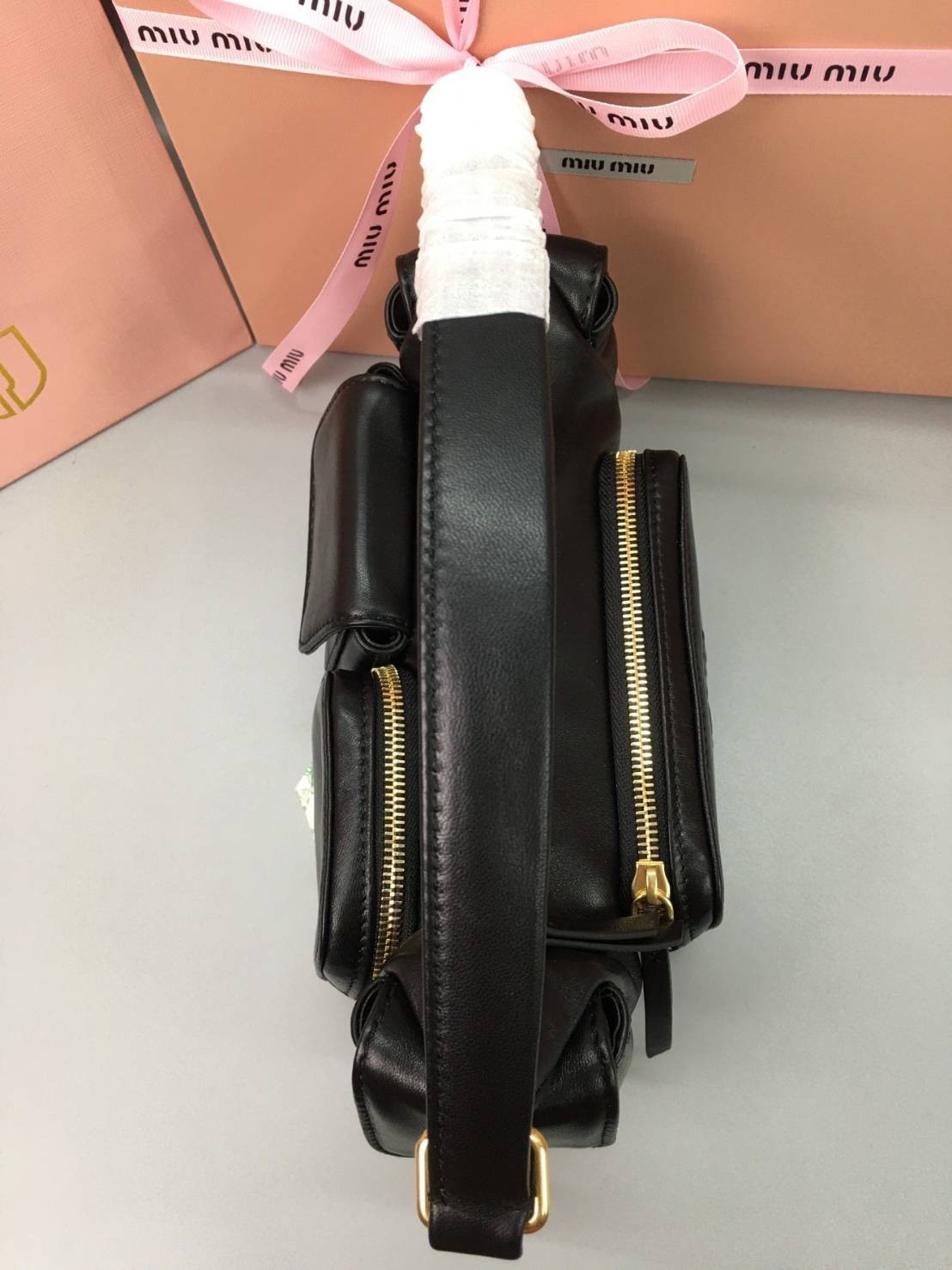 MIU MIU Nappa leather Pocket bag กระเป๋าถือสะพาย เกรดออริ ท็อป vip 1:1 เกรดงานปราณีตละเอียด หนังสวย เกรดดีสุด ใช้งานต่างประเทศได้