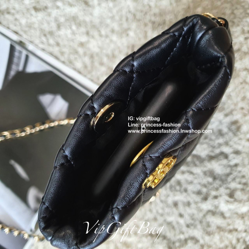 CHANEL VIP GIFT WOC BAG กระเป๋าสตางค์คล้องคอ/ Crossbody ที่กำลังมาแรงมาในตอนนี้ ตัวกระเป๋าเป็นกระเป๋าสตางค์หนังพียูพรีเมี่ยม **อะไหล่ทองทั้งใบ ด้านหน้าประดับโลโก้ CC สุดหรู เปิดปิดด้วยกระดุมแม่เหล็ก ใส่มือถืได้ทุกรุ่น ธนบัตรแบบพับ ปละเหรียญได้ ขนาดกำลังน่