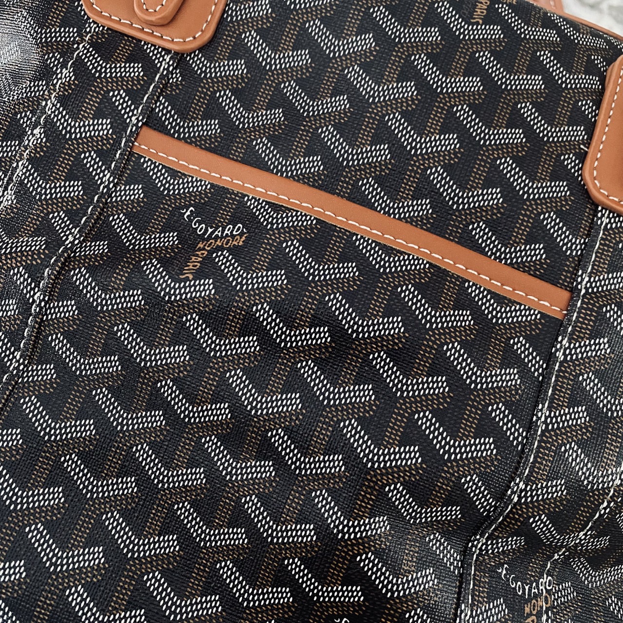 Goyard Boeing Travel 55 Duffle Bag กระเป๋าเดินทางใบใหญ่ ดีไซน์สวยคลาสสิกเป็นเอกลักษณ์ ไอเท็มที่จะทำให้การเดินทางไม่ธรรมดาอีกต่อไป ด้วยดีเทลความเป็นเอกลักษณ์ เรียบแต่หรู ภายในจุของได้เยอะมาก