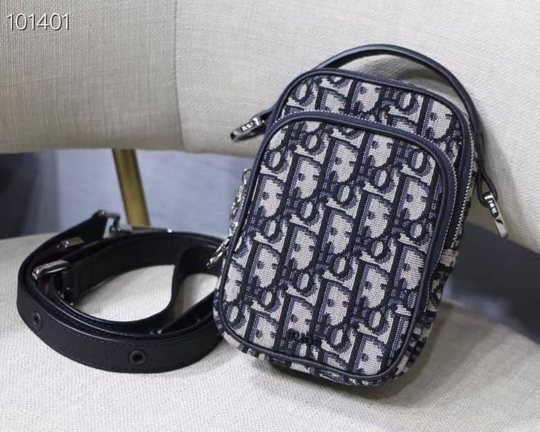 หนังแท้ DIOR OBLIQUE AITPODS MINI BAG พร้อมส่งที่ไทย งานหนังแท้และผ้าแจ็คการ์ดออริจินอล ภาพสินค้าถ่ายจากงานขายจริง ใช้งานต่างประเทศได้