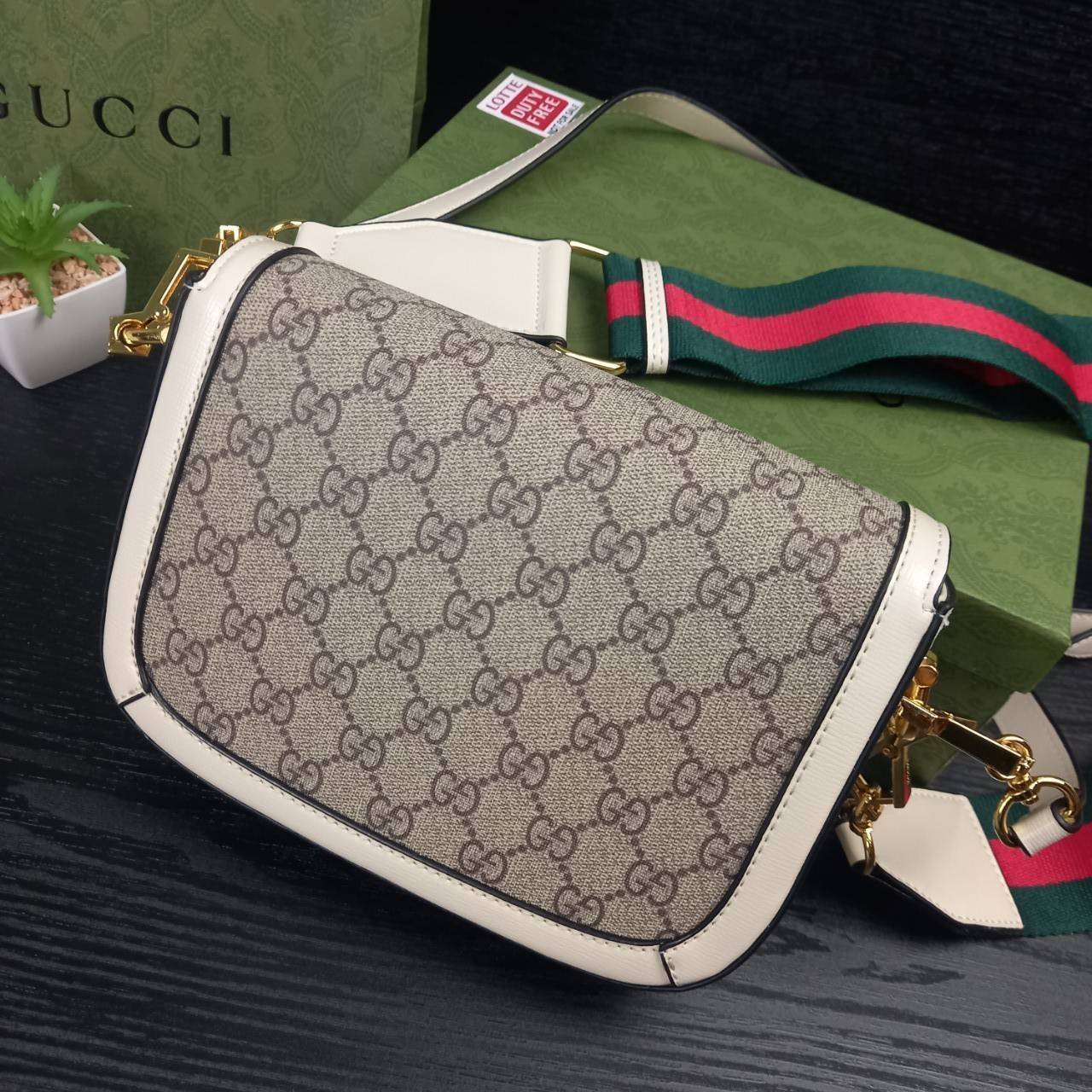 GUCCI HORSEBIT 1955 MINI BAG กระเป๋า crossbody รุ่นฮิต สุดหรูหรา คลาสสิค จุของสำคัญได้เยอะ มาพร้อมสายสะพายยาว 2 เส้น สามารถ ปรับระดับได้ ถอดออกได้ รุ่นนี้ใช้งานดีมาก บอกต่อกันถึงที่สุด ใช้ได้ทุกโอกาส เป็นอีกรุ่นที่โดดเด่นมากๆ