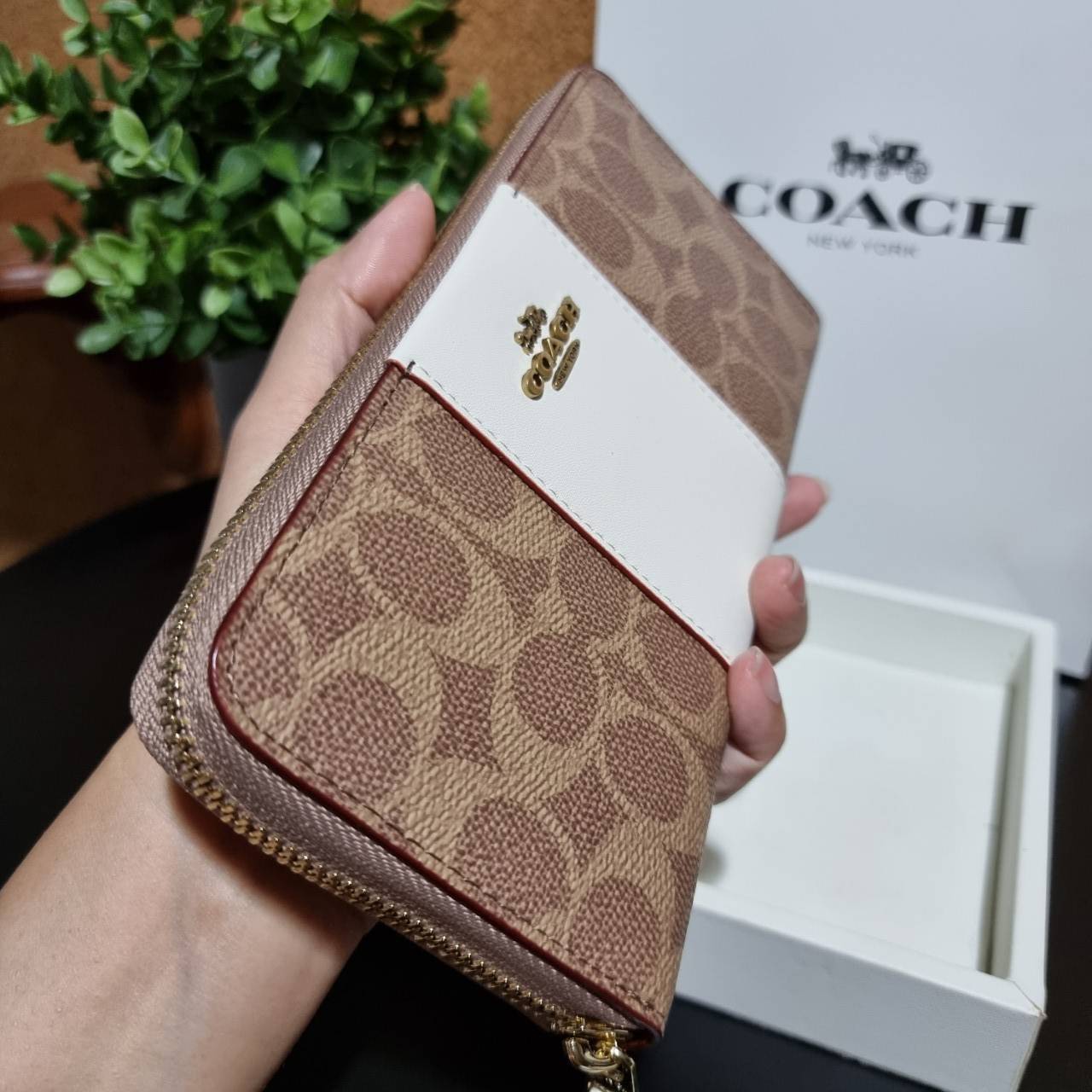 ของแท้ 💯% COACH 31546 ACCORDION ZIP WALLET IN COLORBLOCK SIGNATURE CANVAS กระเป๋าสตางค์ใบยาวรุ่นขายดี!! ขายหมดทุกสี!! 🔥🔥 สาวๆต้องยกให้เป็นไอเท็มที่ขาดไม่ได้เลยน้า วัสดุหนังแคนวาสเคลือบ ภายในเป็นหนังแท้ เปิด-ปิดด้วยซิปรอบ ใส่บัตรได้