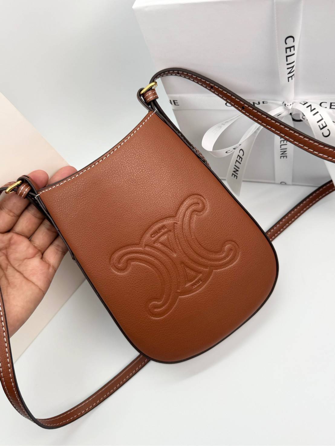 ORI หนังแท้ | CELINE PHONE POUCH HELOISE IN SUPPLE กระเป๋าใส่โทรศัพท์ เรียบหรู ด้วยลวดลาย Triompe ที่แสดงถึงความเป็นเอกลักษณ์ของแบรนด์