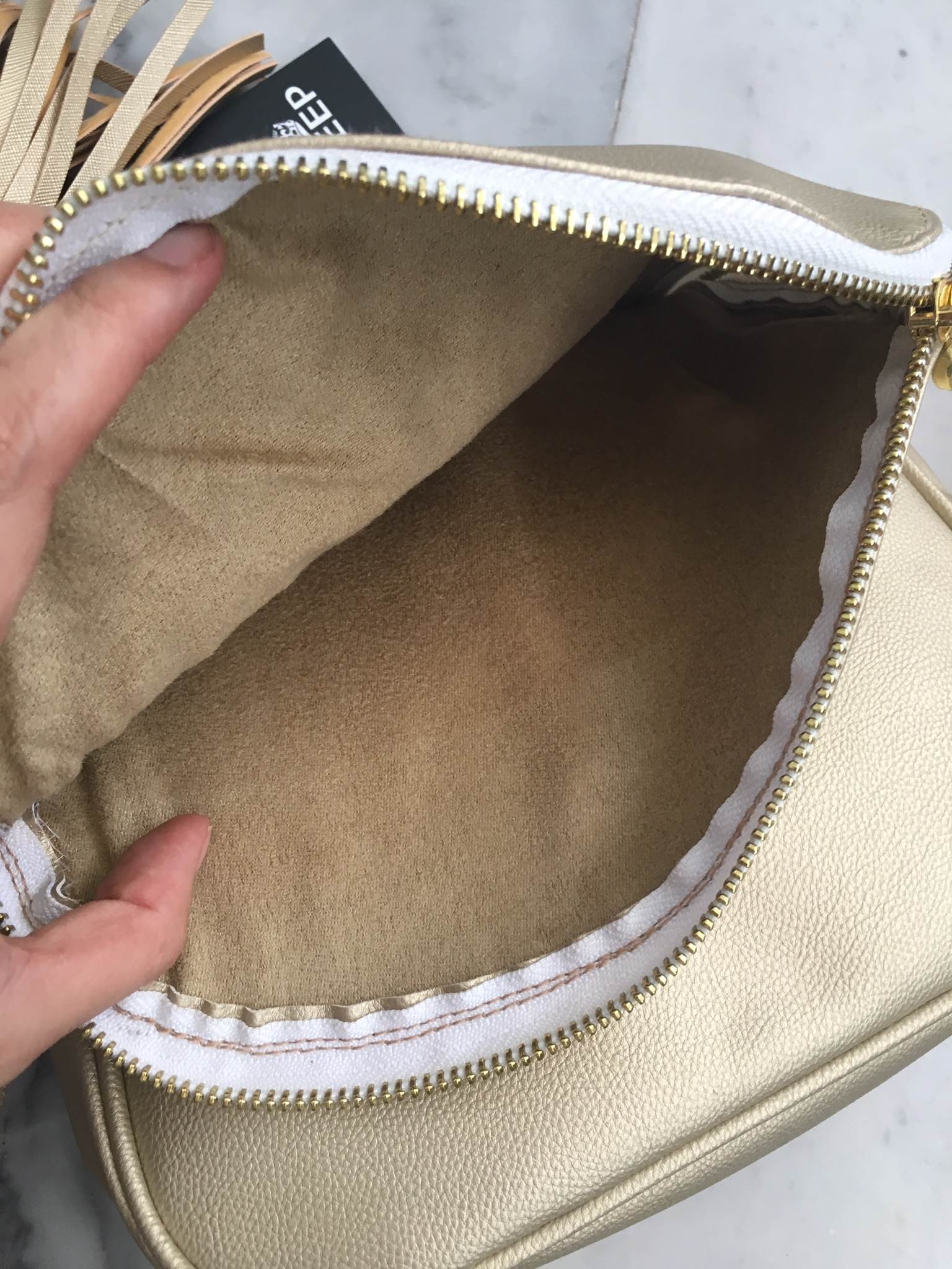 New Arrival! แบบมาใหม่ สวยๆ รับปีไก่ทองกันค่า วันนี้ทางร้าน ได้ รุ่น Limited edition จาก แบรนด์ KEEP -shoulder bag with key chain สี Light Gold มาคะ ใบนี้ แม่ค้า เฟริมว่า สวยเกินคำบรรยาย ค๊า