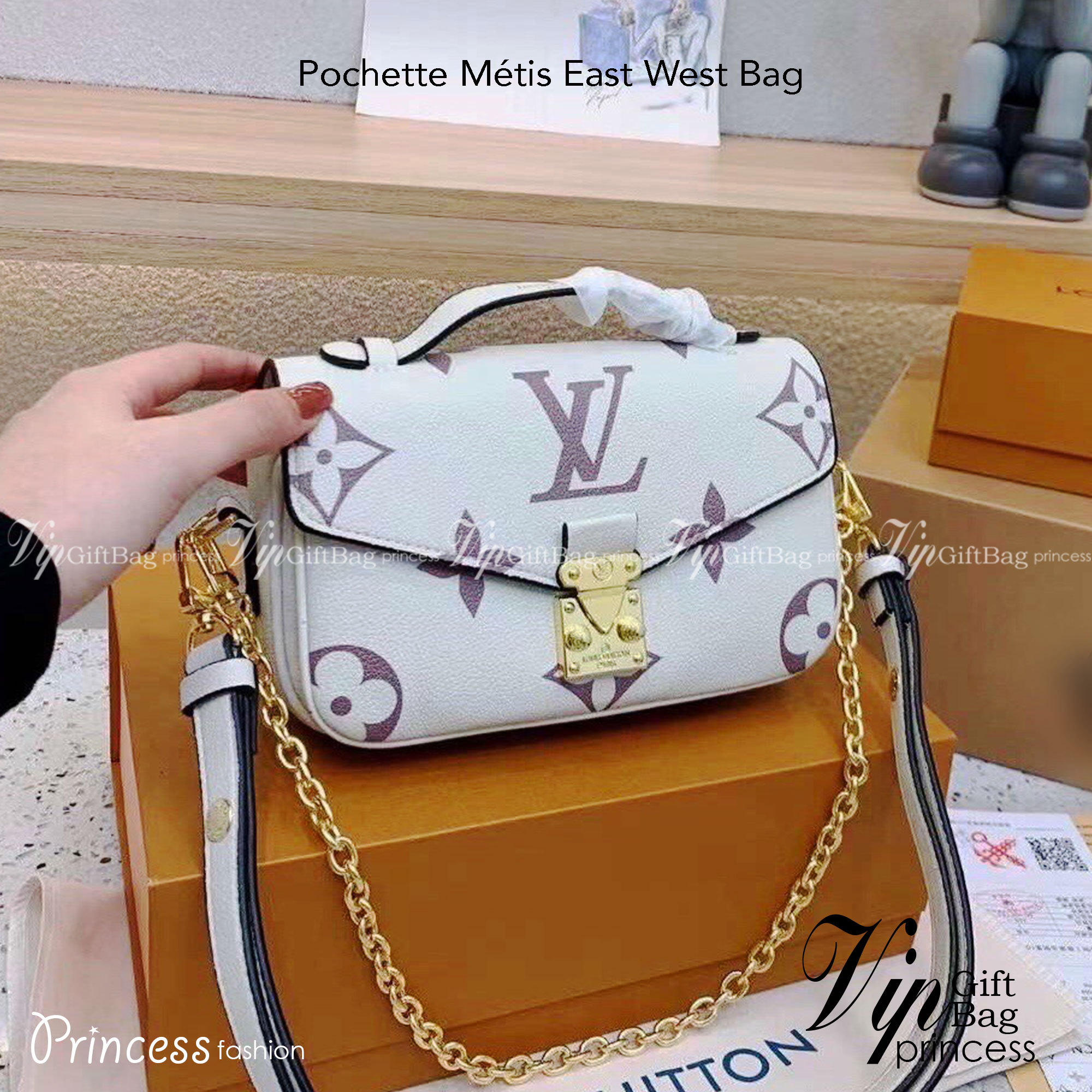 LV Pochette Metis East West Bag งานสวยเป๊ะ มาพร้อมสายโซ่สีทองสำหรับสะพายไหล่แบบสั้นและสายหนังยาวอย่างมีสไตล์ลาย Monogram ตัวล็อกแบบ S-lock ด้านในกว้างใส่iPhoneได้มี3 ช่อง ช่องกระเป๋ามีซิปด้านใน