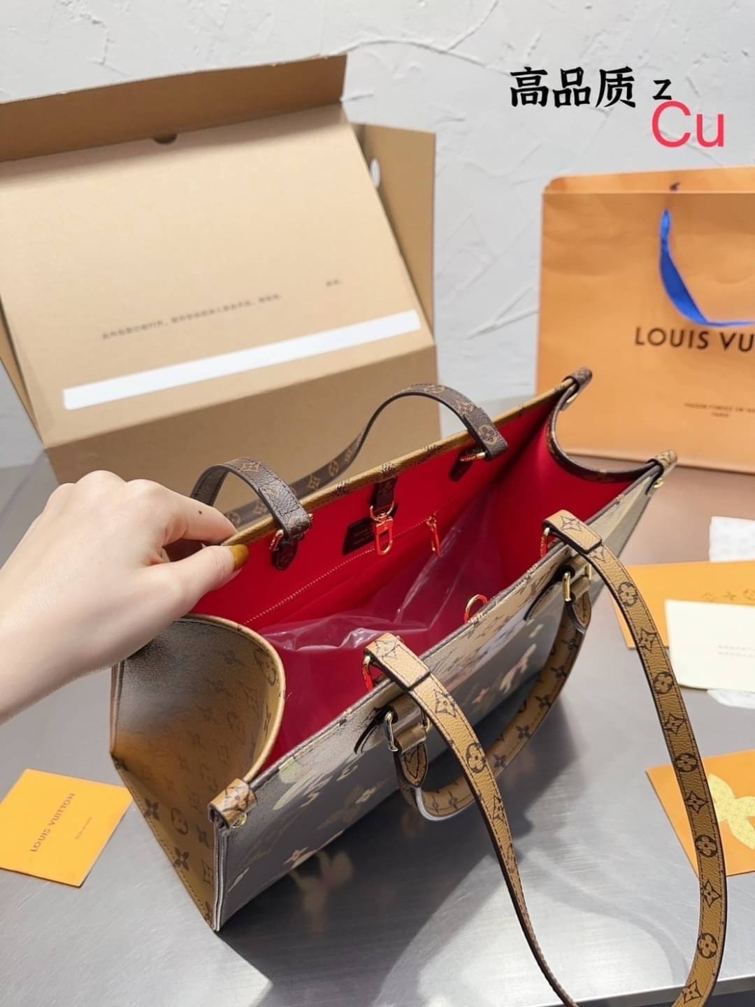 LV ONTHEGO Catogram Capsule Collection by Grace Coddington / LV CARRYALL TOTE กระเป๋าทรงโท้ทลายใหม่ น้องหมาน่ารัก น่าใช้ จุได้แบบจุกๆ ภายในโล่งกว้าง ภาพถ่ายจากงานจริง พร้อมส่ง