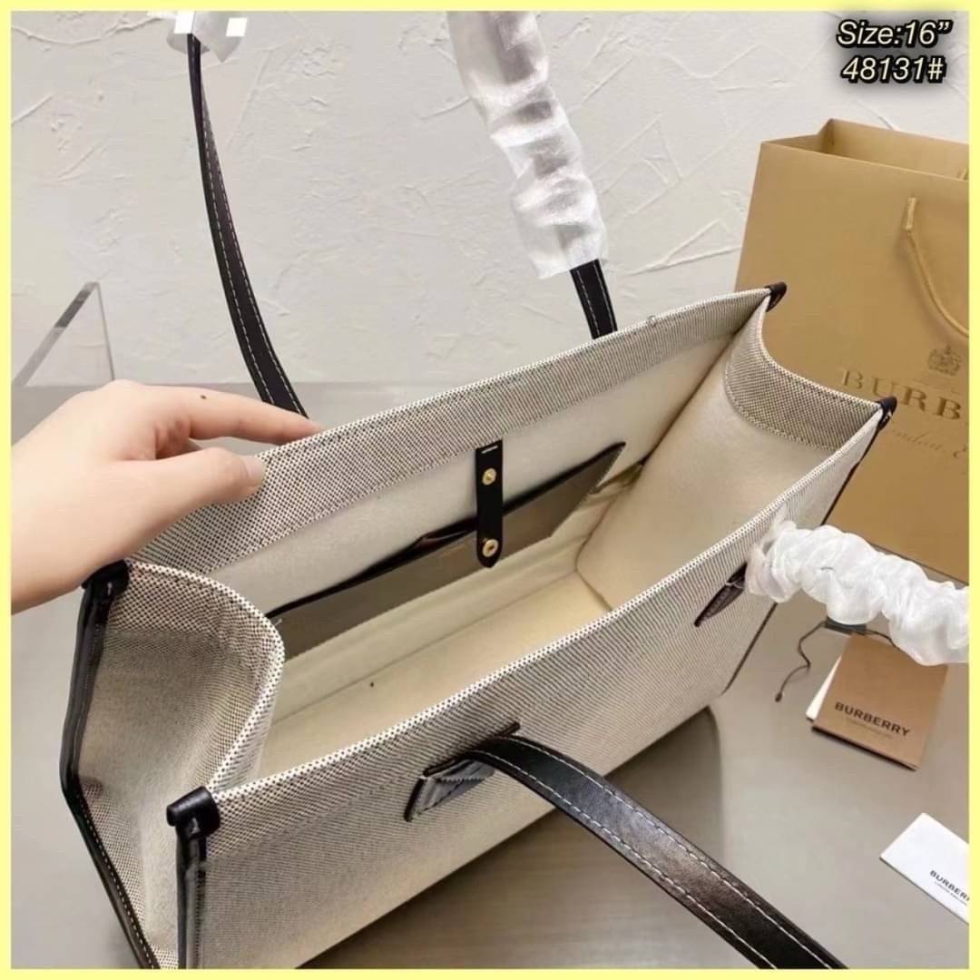 Burberry Freya Canvas Tote Bag Large กระเป๋าสะพายทรงโท้ทใบใหญ่จุใจ ดีไซน์ทรงเหลี่ยมสวยอยู่ทรง ด้านหน้ามีช่องใส่ของ ภายในโล่งกว้างจุของใช้ได้เยอะ