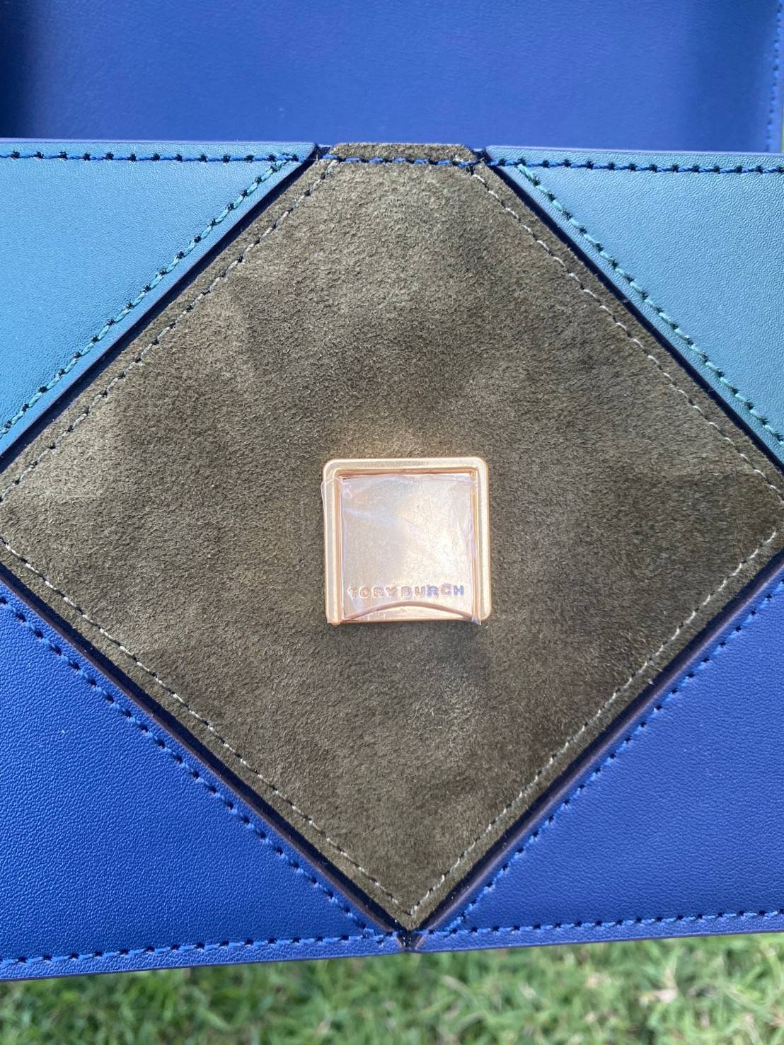 Tory Burch Eleanor Bag (รหัสรุ่น 84089) Collection ใหม่2021 ชนช็อป กระเป๋าสะพายcrossbody 💚สีเขียวเหนี่ยวทรัพย์วัสดุชั้นดี เปิดปิดด้วยแม่เหล็ก ภายในโล่งและมีช่องซิปด้านข้าง สายสะพายปรับระดัยสั้นยาวได้ตามใจชอบ รุ่นนี้สวยหรูไฮโซมาก ห้ามพลาดนะสาวๆ