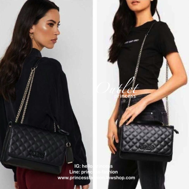 GUESS CROSSBODY BAG กระเป๋าสะพายรุ่นใหม่ล่าสุดทรงเหลี่ยมหนังนิ่มสวยเดินเส้นลายตารางอยู่ทรงด้านหน้าประดับโลโก้ GUESS สวยดูมีเปิดปิดด้วยฝาปิด ภายในมีช่องแบ่งสองช่องเป็นสัดส่วนใส่กระเป๋าสตางค์ใบยาว มือถือ ของจุกจิกได้เยอะ พร้อมสายสะพายโซ่ต่อหนังจะเลื่อนใช้สา