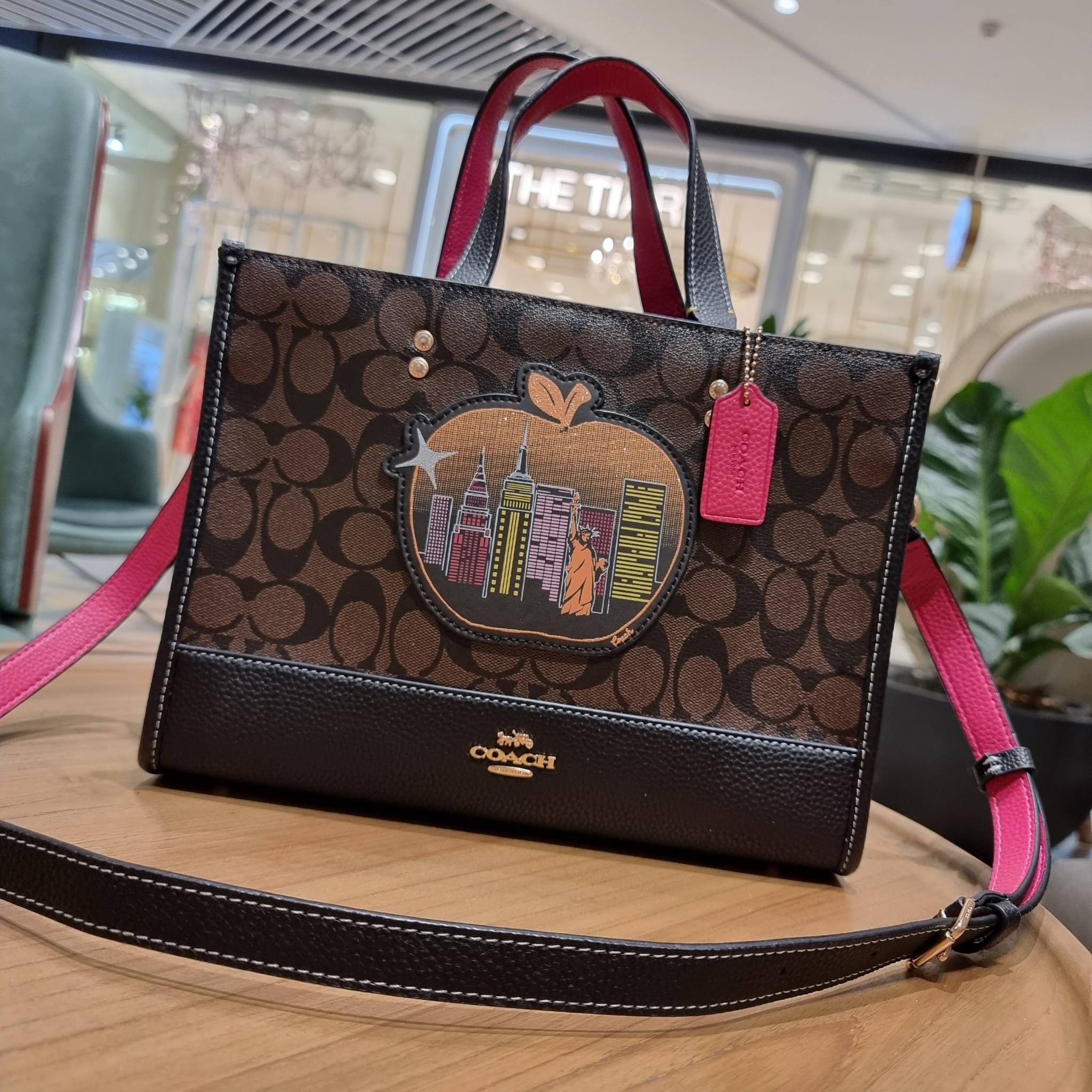 OUTLET 】COACH C6921 DEMPSEY CARRYALL IN SIGNATURE CANVAS WITH SOUVENIR SKYLINE APPLE ใหม่ล่าสุด จัดใหญ่ให้ไปเลย!! กระเป๋าทรงโท้ทไซส์ใหญ่กำลังสวย ใส่ของได้แบบจุๆ โดดเด่นด้วยโลโก้สุดหรู วัสดุหนังแคนวาสคุณภาพดีสลับหนัง pepble ภายในกระเป๋าเป็นช่องโล่ง ใส่ของส