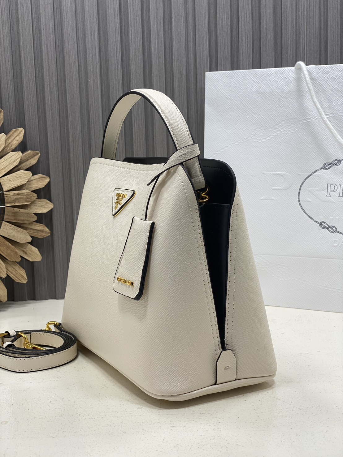 ORI หนังแท้ | Prada Matinee Medium Saffiano Leather Bag 28cm กระเป๋าสะพายทรงโฮโบสวยหรู ดีไซน์เรียบหรูตามแบบฉบับแบรนด์ ยังคงความเรียบแต่มากไว้อย่างหรูหราลงตัว ใช้งานได้หลากหลายโอกาส