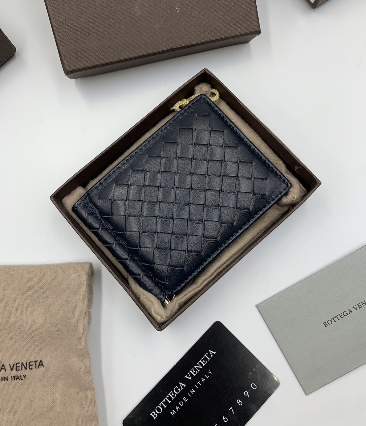 หนังแท้ BOTTEGA VENETA MONEY CLIP WALLET / BV Wallet / BV Men's Wallet พร้อมส่งที่ไทย กระเป๋าสตางค์ใบสั้น รุ่นคลาสสิกพร้อมคลิบโลหะ ที่หยิบมาใช้งานได้บ่อยที่สุด งานหนังลูกวัวแท้ทั้งใบ ใช้ทนทานได้นาน ใช้ทนทา