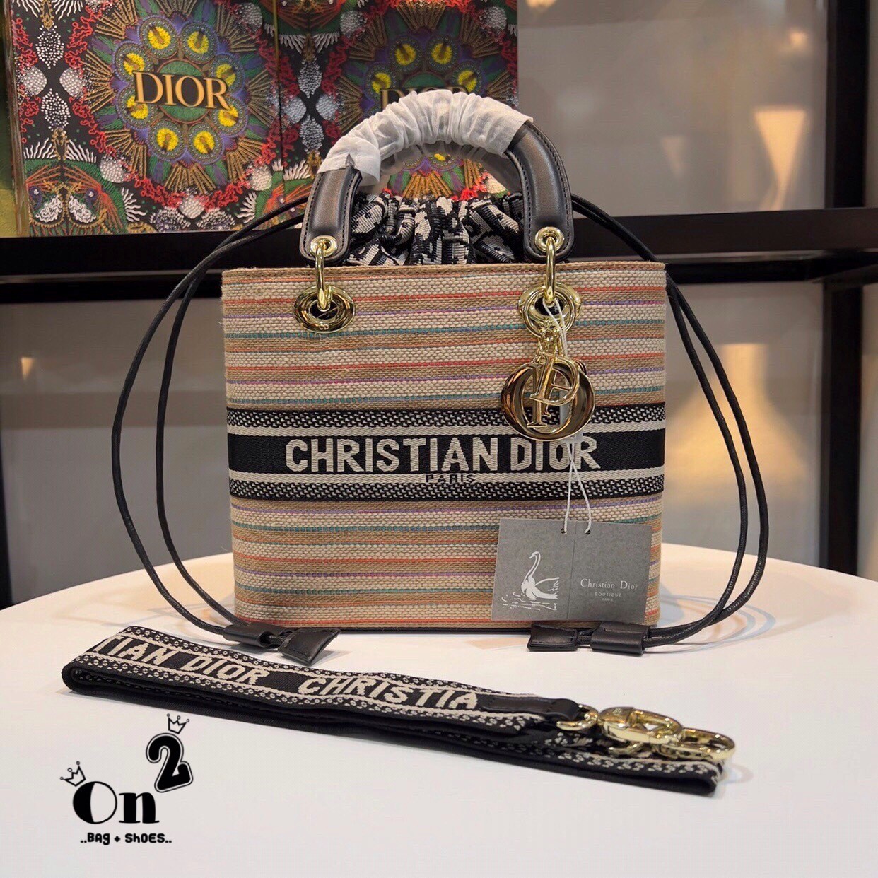 Lady Dior limited edition Bag DIOR WOMEN MEDIUM LADY D-LITE BAG กระเป๋า Lady D-Lite ผสมผสานความสง่างามและคลาสสิก