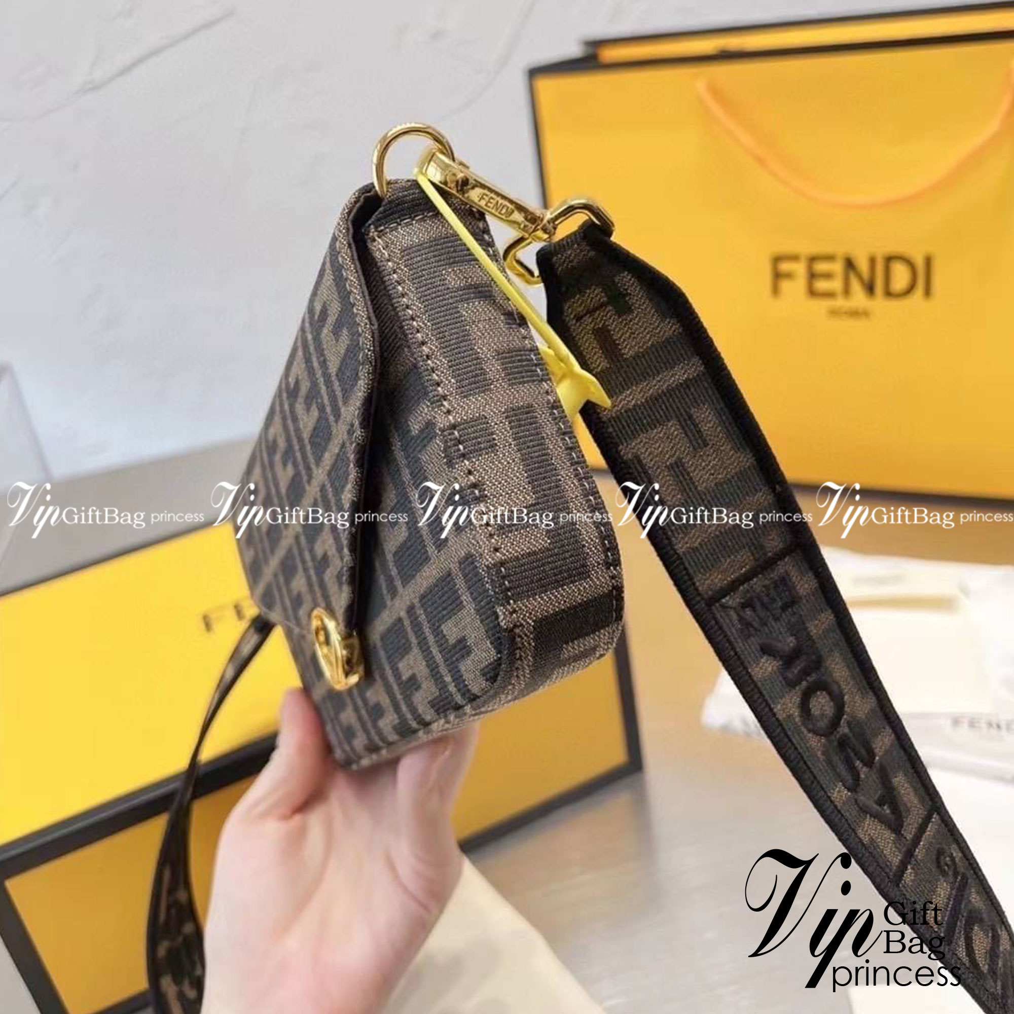 Fendi Wallet With Pouches / Fendi Mini Bag / Fendi multi pochette felicie shoulder bag กระเป๋าสะพายไซส์มินิ แคนวาสโมโนแกรม สุดคุ้ม 3 ชิ้น ในเซท ใช้งานง่ายเป็นระเบียบแบ่งสัดส่วนชัดเจน ใบเล็กกะทัดรัด แต่ใช้งานคุ้มมากๆ มาพร้อมสายสะพายดีไซส์สปอร์ตถอดได้ อะไหล