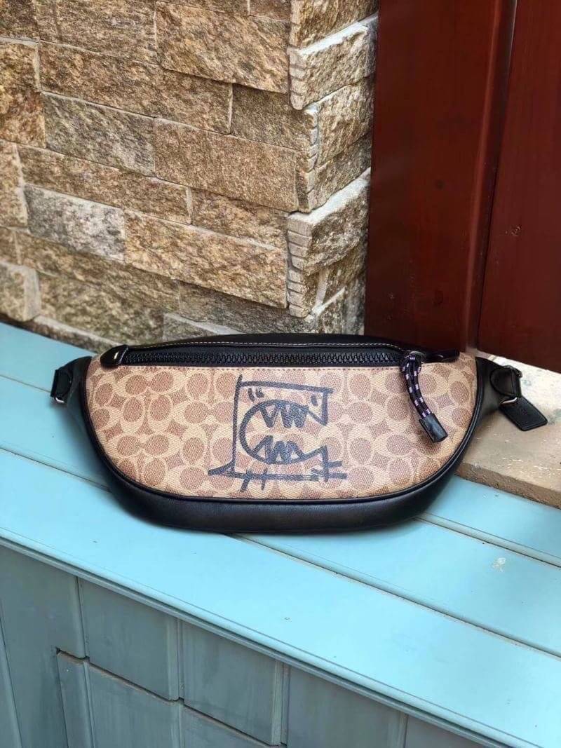 OUTTLET 】COACH Rivington Belt Bag In Signature Canvas With Rexy By Guang Yu (75761) กระเป๋าคาดอก หนังแท้เรียบ นิ่มสวย ด้านหน้าเด่นด้วยลายปริ้นท์เก๋เท่ มากๆค่ะ มีช่องซิปหลักให้2ช่องใส่ของได้จุเลยนะคะ สายคาดเลื่อนปรับแบบฟรีไซด์ค่ะ 📌ใบจริงสวย สะพายวั