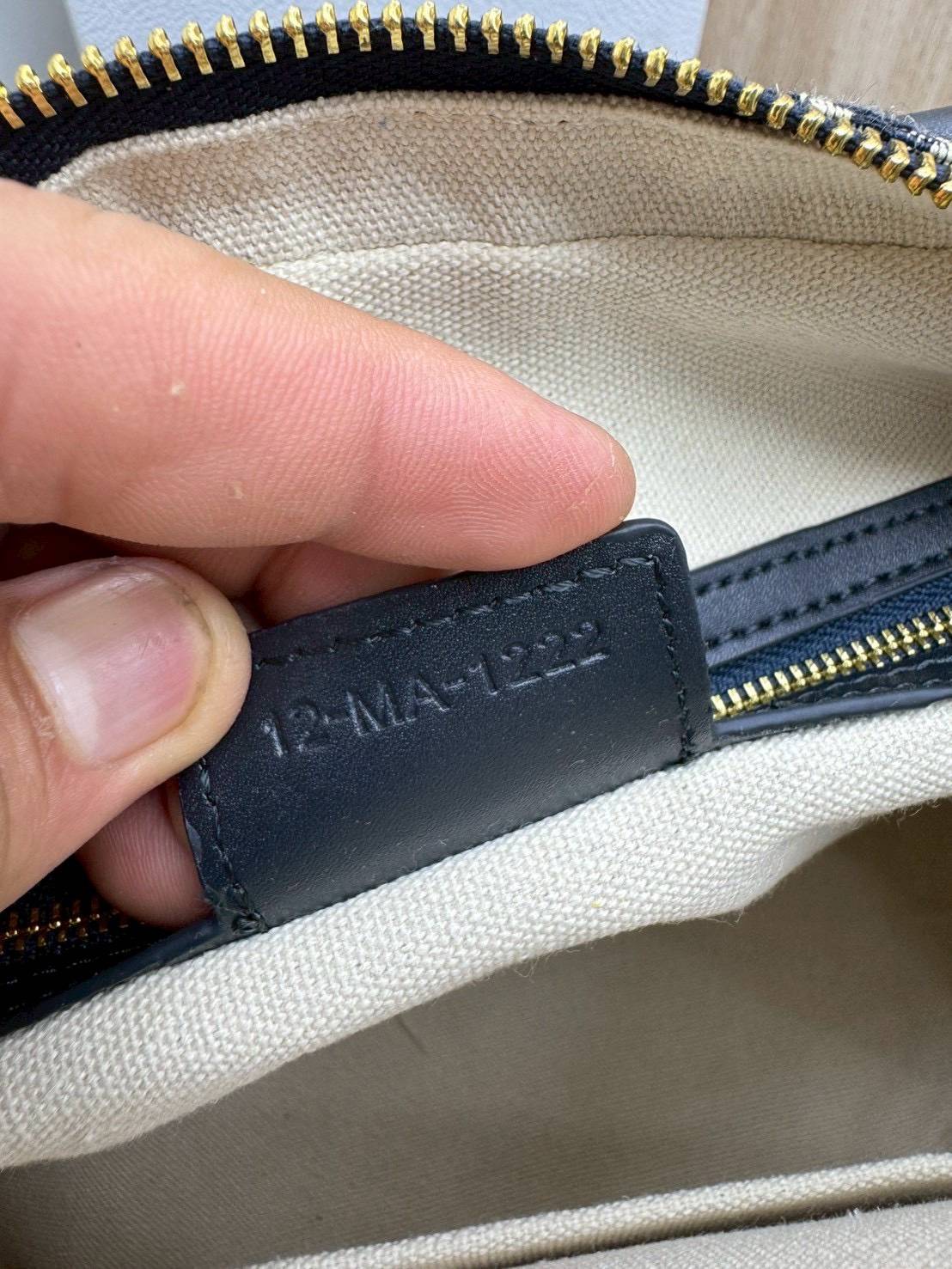 ORI หนังแท้ | DIOR Large D-Vibe Bowling Bag กระเป๋าทรงหมอนดีไซน์โบว์ลิ่งใบใหญ่ ทันสมัยใช้งานง่ายจุของได้เยอะ สวยสง่างามเป็นเอกลักษณ์