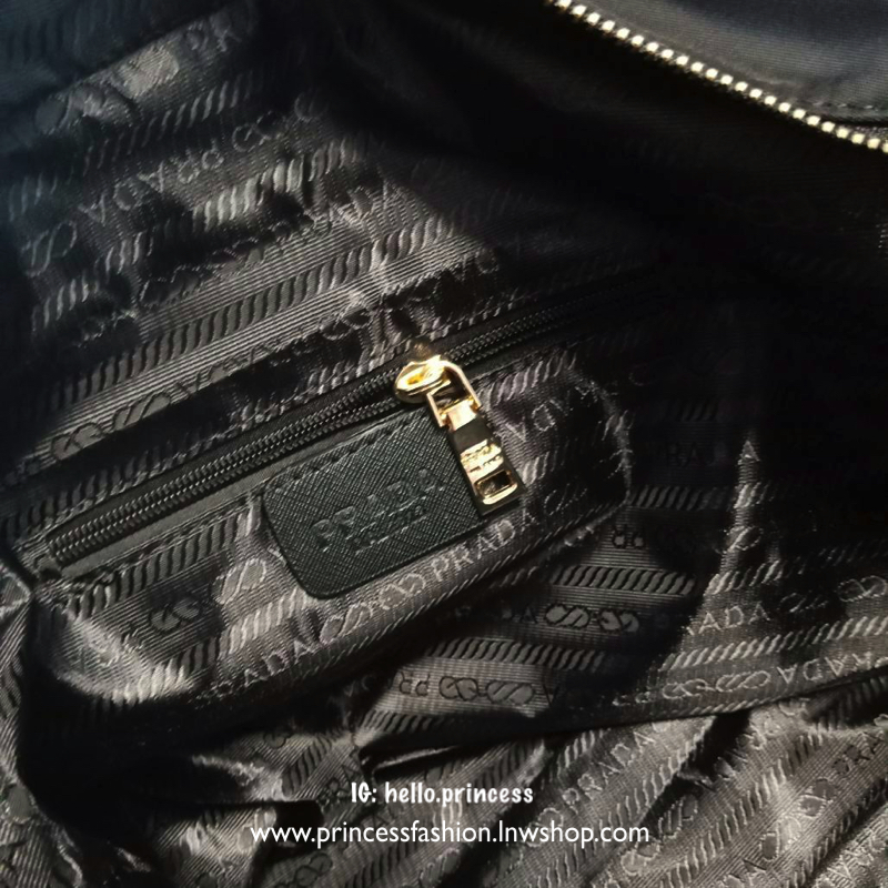 รุ่นยอดฮิต นำกลับมารีสต๊อคใหม่ค้าาาาา จากแบรนด์ prada จุของได้แน่นมากกก ใหญ่มาก เหมาะกับสาวๆ ทุกคนคะ ทุกคนต้องมีจริงๆ จะใส่ของไปเรียน ไปเที่ยว ไปติวหนังสือกับเพื่อน ก็หมดห่วง เพราะสามารถใส่ สมุด หนังสือหรือ labtop ได้สบายๆ วัสดุ ทำจาก Nylon อย่างดีกันน้ำ1