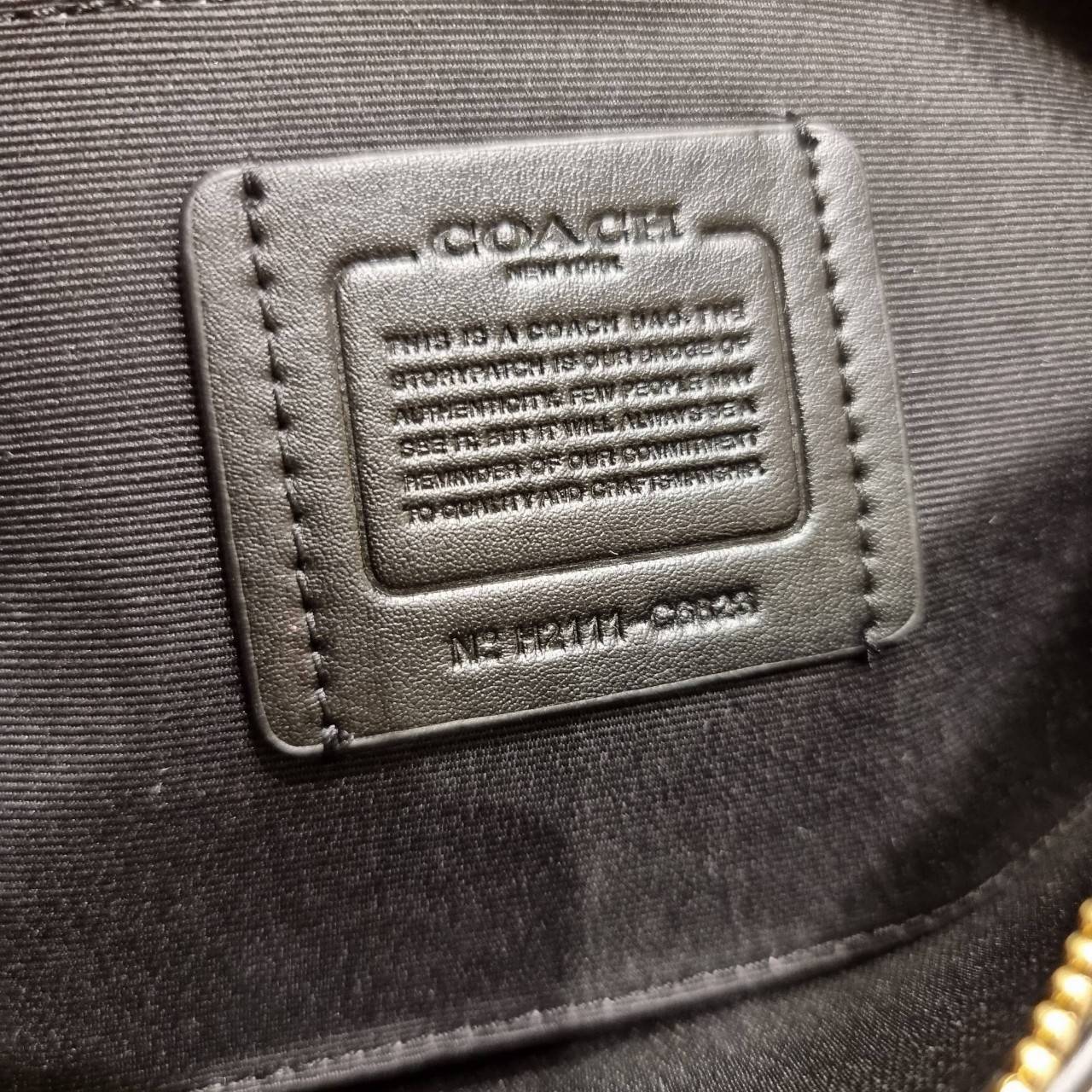 COACH C7264 C6823 C6817 JES BAGUETTE IN SIGNATURE CANVAS คอลเลคชั่นใหม่ล่าสุด พร้อมเสิร์ฟความสวยถึงบ้านเช่นเคย!! กระเป๋าสะพายทรงบาแกตต์ ดีไซน์ย้อนยุค ที่แอบแฝงความเรียบหรูดูแพงอยู่ในตัว โดดเด่นด้วยสายสะพายเส้นใหญ่ โทนสีคอนทราส ทำให้ไอเท็มนี้ดูมีลูกเล่นมาก