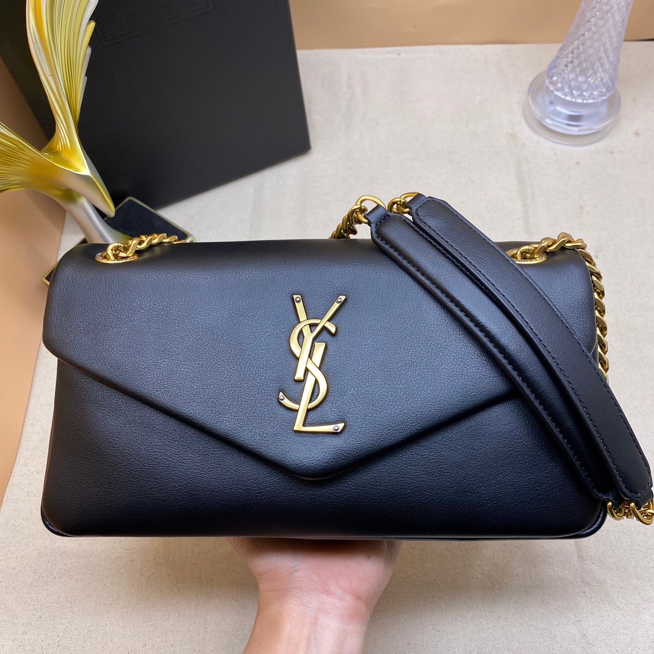 YSL CALYPSO IN PLUNGED / YSL Calypso Padded Leather Shoulder Bag กระเป๋าสะพาย คอลใหม่ ดีไซน์โลโก้โดดเด่น อะไหล่ทอง