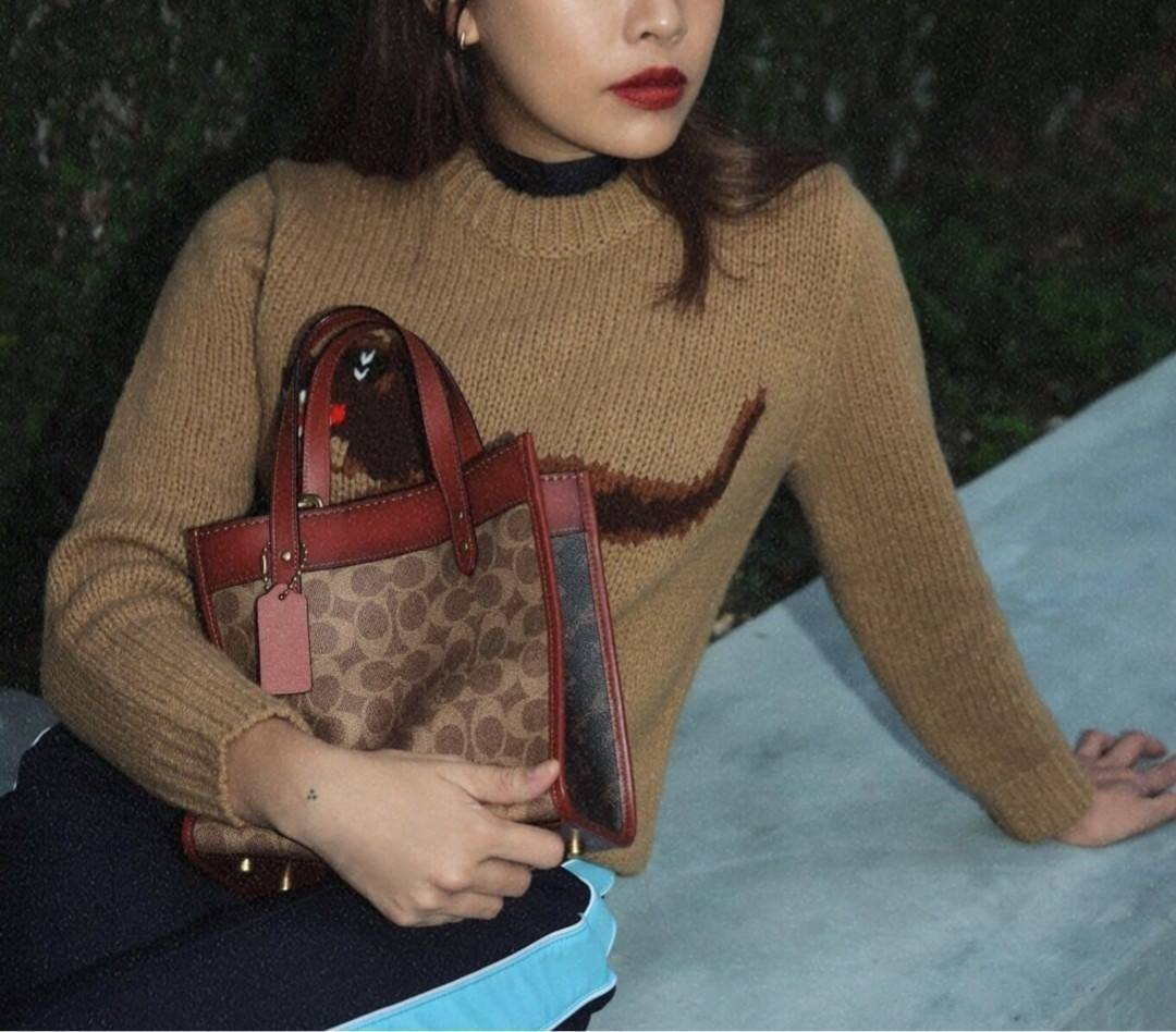 COACH FIELD TOTE 22 WITH HORSE AND CARRIAGE PRINT (C3866)ðāļāļĢāļ°āđāļāđāļēāļāļ·āļ āļāļĢāļ°āđāļāđāļēāļŠāļ°āļāļēāļĒ Unisex āļāļĢāļ TOTE āļŠāļļāļāļŪāļīāļ āļāļĩāđāļŪāļīāļāļāļąāļāļĄāļēāļāļāļąāđāļāļāļēāļĒāđāļĨāļ°āļŦāļāļīāļ// āļ§āļąāļŠāļāļļāļŦāļāļąāļāđāļāļāļ§āļēāļŠāļāļļāļāļ āļēāļ āļāļŠāļĄāļŦāļāļąāļāđāļāđāļāļĒāđāļēāļāļāļĩ āļāļĒāļđāđāļāļĢāļ āļŠāļļāļāļŠāļ§āļĒ āđāļāļāđāļāđāļāļāđāļ§āļĒāļĨāļēāļĒ C Signature āļāļĩāđāđāļāđāļāđāļāļāļĨāļąāļāļĐāļāđ// āļāđāļēāļāđāļāđāļĨāđāļāļāļ§