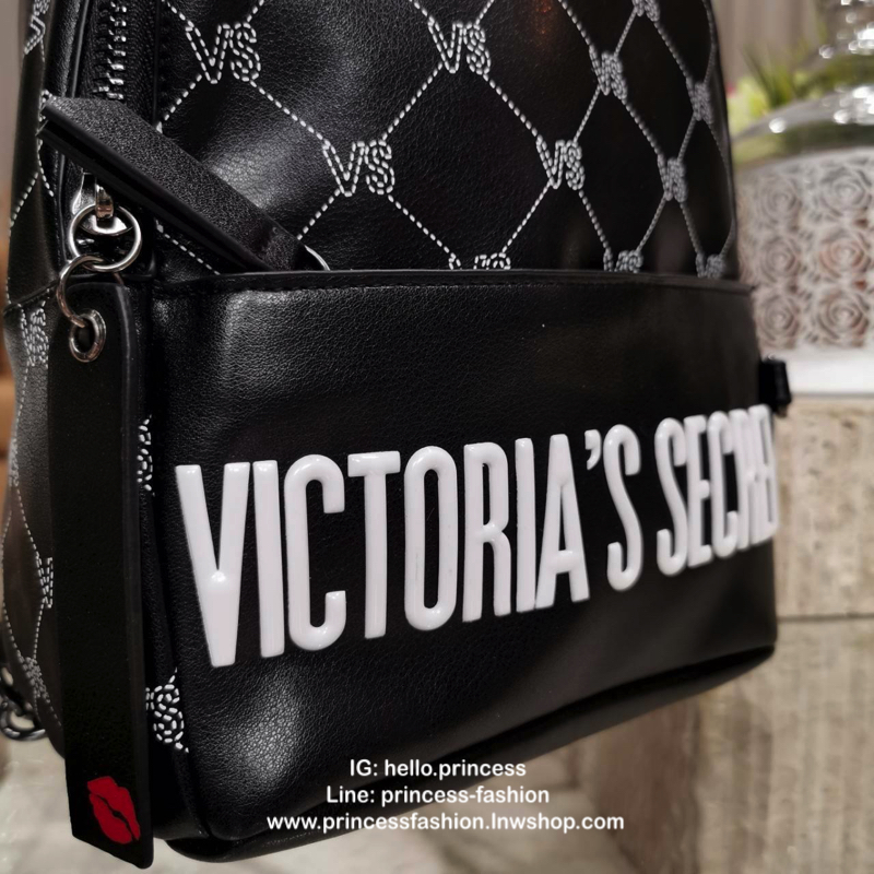 VICTORIA's SECRET MONOGRAM MINI CITY BACKPACK กระเป๋าเป้รุ่นใหม่ล่าสุดวัสดุหนังเรียบลาย Monogram ดีไซน์สวยดู Cool ขนาดมินิ น้ำหนักเบา เปิดปิดด้วยซิปสะดวกใช้ ด้านหน้ามีช่องซิป หูจับถนัดมือ สายสะพายปรับระดับได้ สวยน่าใช้มากๆค่ะ ไอเท็มใหมาชนช็อป! ราคาสุ
