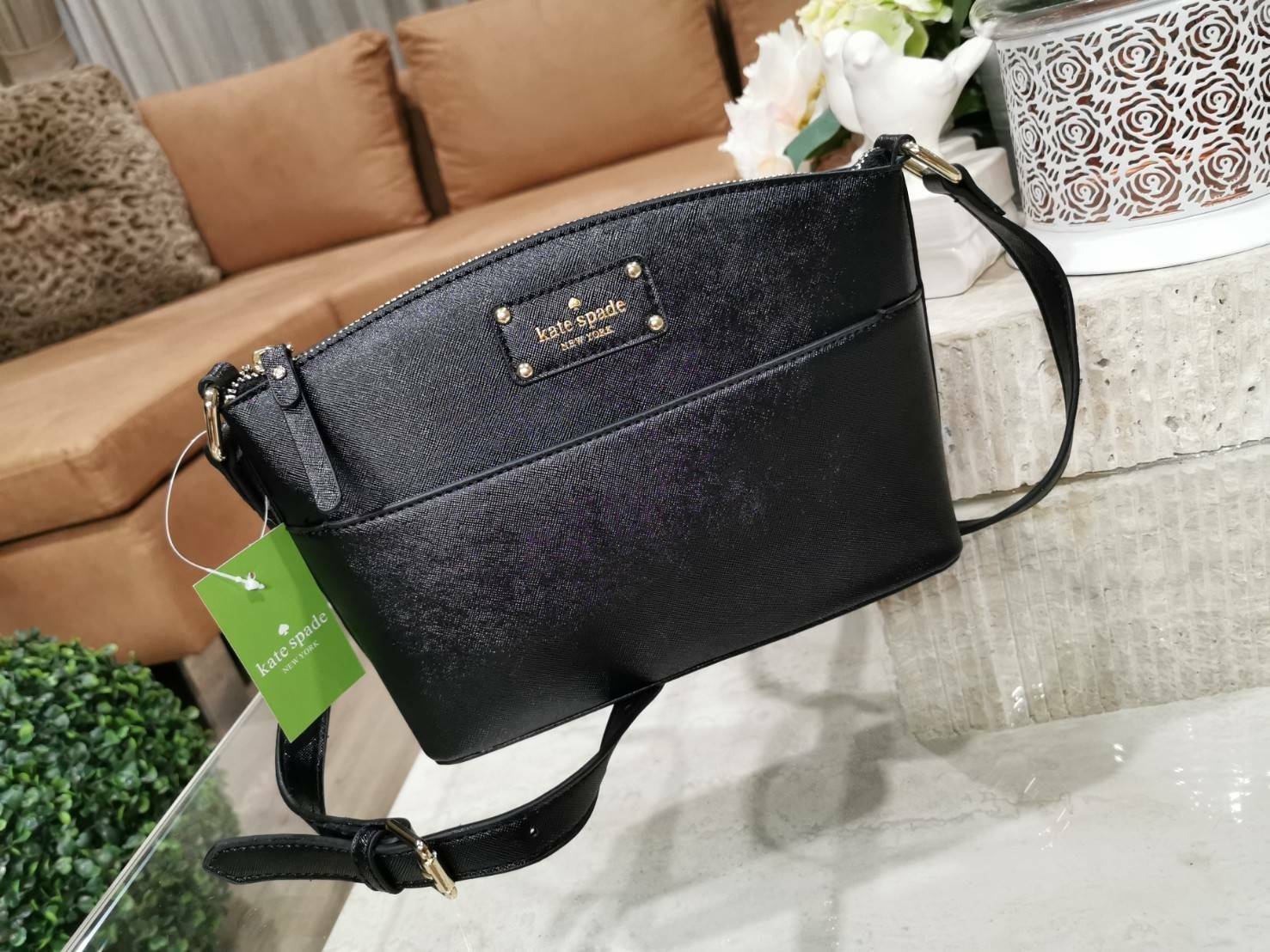 Kate Spade New York Cross Body Bag กระเป๋าสะพายรุ่นยอดนิยมจาก Kate Spade Factory วัสดุหนัง Saffiano สวยหรูอยู่ทรง ด้านหน้ามีโลโก้แบรนด์และช่องใส่ของ เปิดปิดด้วยซิปสะดวกใช้ ภายในมีช่องซิปและช่องใส่ของ รุ่นนี้สามารถใส่กระเป๋าสตางค์ใบยาว มือถือ ของจุกจิกได้เ
