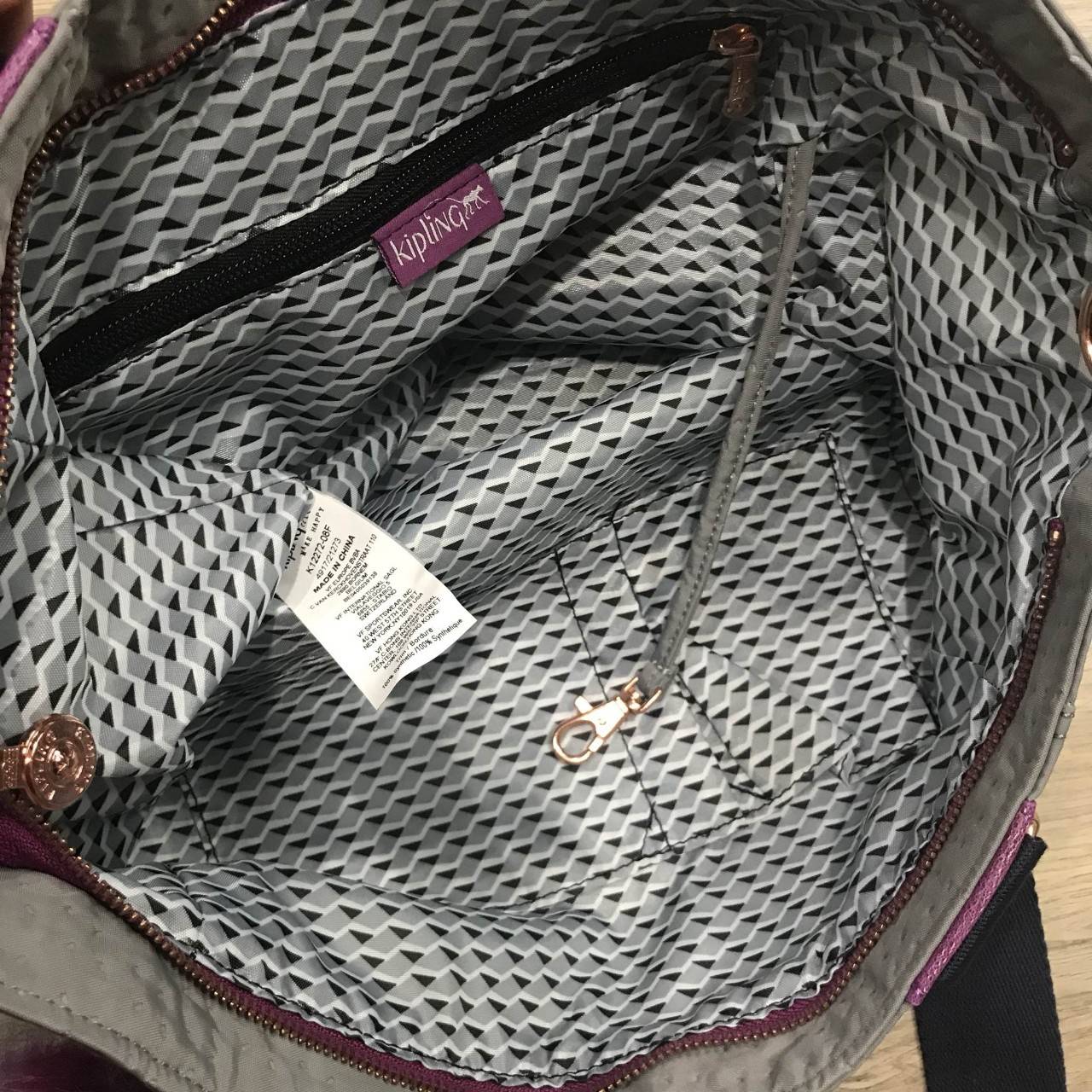 KIPLING SHOPPER BAG รุ่น Limited Rare items! สุดๆ วัสดุ Cotton+Polyester 100% ดีไซน์คลาสสิกมีลูกเล่นที่เทคเจอร์ตัวกระเป๋าสวยเป็นเอกลักษณ์เฉพาะของ Kipling หูหิ้วสะพายไหล่ได้ มือจับหูหิ้วเป็นหนังปั้มโลโก้ พวงกุญเเจลิงถอดเเยกใช้ได้ เปิดปิดด้วยซิป หัวซิปปั้มเ