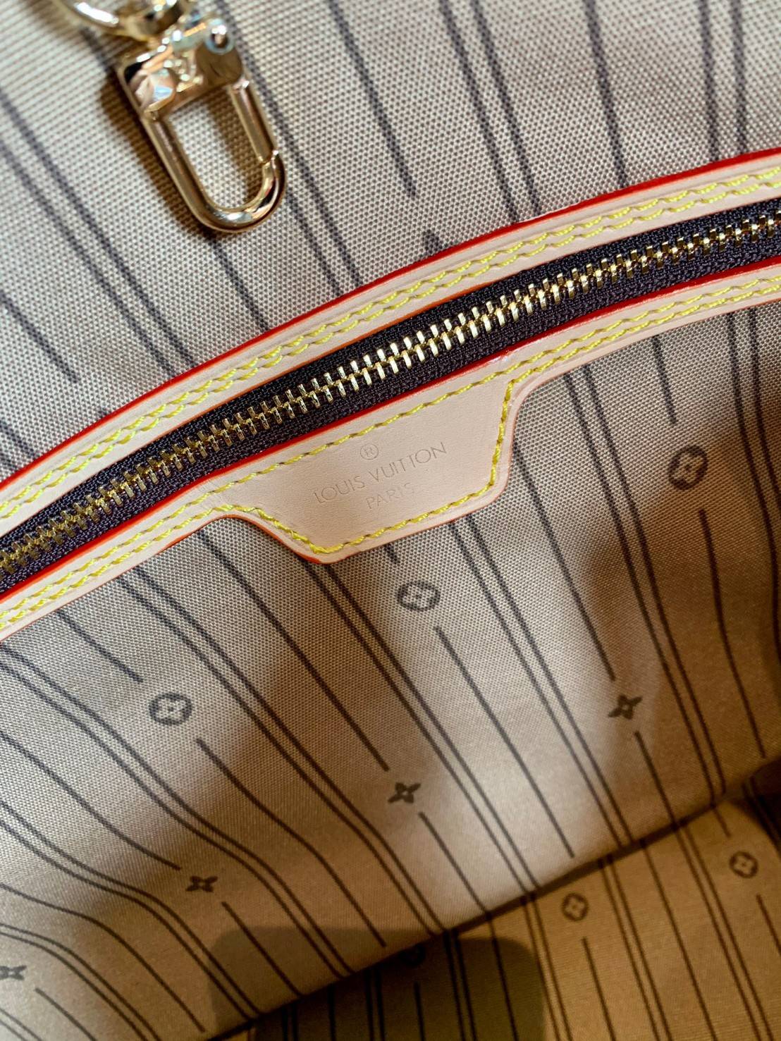 Large: ชอบๆใบใหญ่ ใส่ได้เยอะจริงๆค่าา!! LOUIS VUITTON MONOGRAM DELIGHTFUL ((PREMIUM GIFT LV)) พร้อมส่งค่ะสาวๆ กระเป๋าทรงสูง ใบใหญ่ หนังแกะสังเคราห์ นิ่มสวย ขอบหนังขัดสีธรรมชาติ หูหิ้วปั้มโลโก้LV สวย ปากกระเป๋ามีตัวคล้องให้นะคะ; ภายในกว้างมากๆสำหรับรุ่นนี้