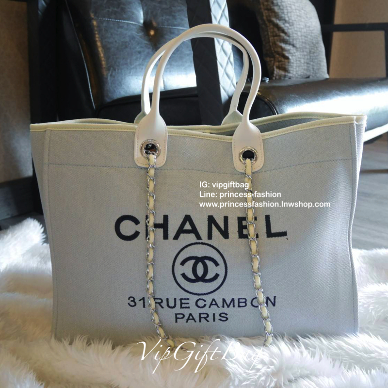 Chanel tote canvas bag จากงานพรีเมี่ยม VIP GIFT รุ่นดังเลยค้า Size ใหญ่อลัง บอกเลยว่า *งานดีที่สุด ตัวกระเป๋า กระเป๋าผ้าเป็นผ้า canvas เนื้อดีสมราคา สัมผัส นุ่มลื่นมือมากกกก อะไหล่เงินปั้มแบรนด์แท้ทั้งใบ ด้านหน้าปัก logo แบรนด์สุดหรู จุของได้เยอะมากก มีช่