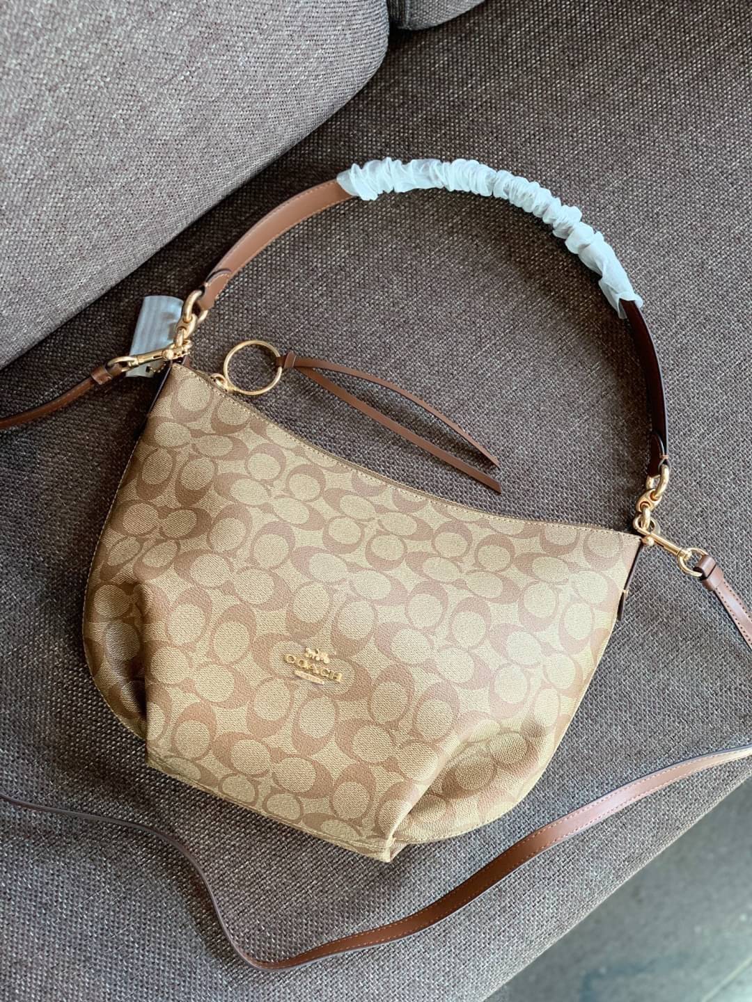 OUTLET 】ปรับราคาลง ได้ไปไม่ผิดหวังแน่นอนจ้าา💥 Coach Pebble Leather Small Skylar Hobo Shoulder Bag((90738)) พร้อมส่งที่ไทย ล่าสุด! กระเป๋าหิ้ว//สะพายข้างได้ ทรงน่ารัก ละมุน หนังแท้ หนังนิ่มมือดีมาก หลงรักแน่นอนค่าา! เปิดปิดกระเป๋าแบบซิปมีพู่ห้อย ใช