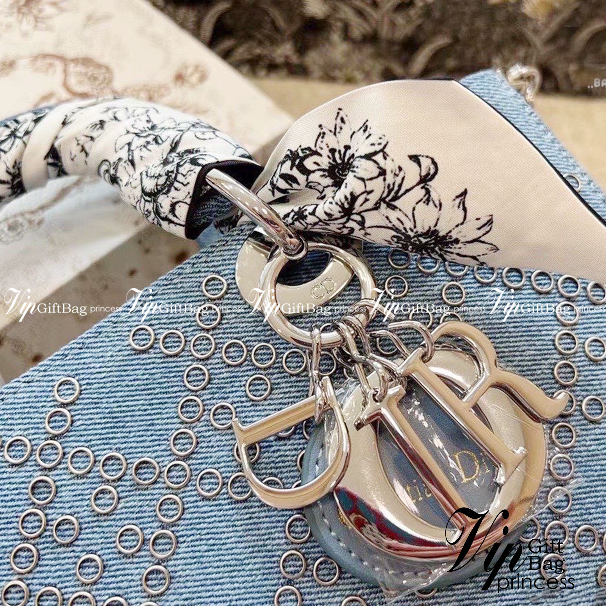 DIOR D-Joy Bag Cannage Denim / Dior Lady Bag กระเป๋าสะพายดิออร์ใบนี้คือราชนิกุลมากแม่ความเลดี้ดิออร์ที่เกินต้าน งานชนช้อปปังสุด ถือสลับแท้ไม่โป๊ะแน่นอน ราคาเบาสุด ภาพถ่ายจากงานจริง สวยเหมือนในรูป พร้อมส่งที่ไทย